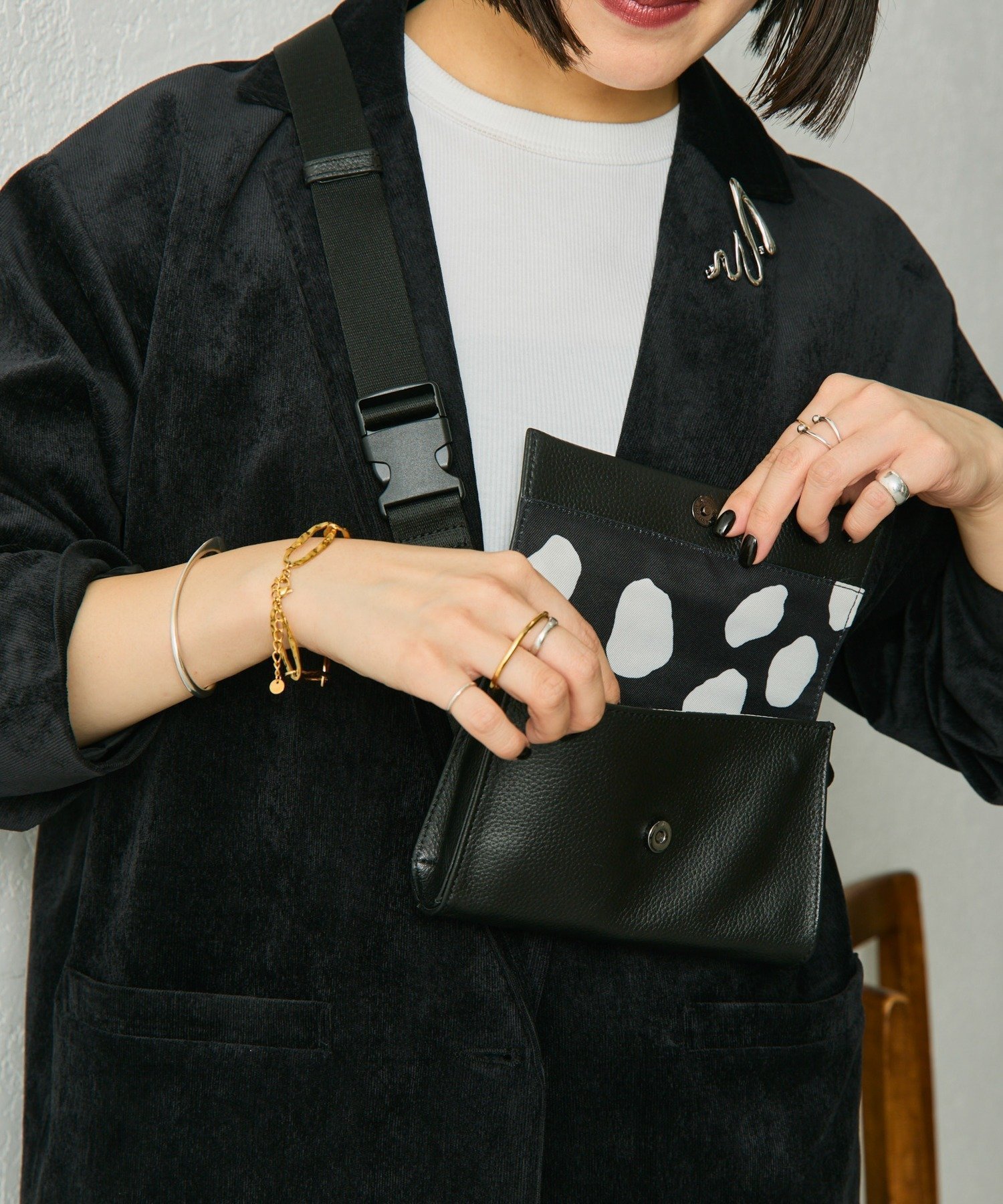 【イア パピヨネ/ear PAPILLONNER】の《uchida企画/本革》ミニワイドテープショルダーバッグ インテリア・キッズ・メンズ・レディースファッション・服の通販 founy(ファウニー) 　ファッション　Fashion　レディースファッション　Fashion for Women　バッグ　Bags　コンパクト　Compact, Small Size　ショルダー　Shoulder, Shoulder Strap　シンプル　Simple, Minimal　スマート　Smart, Elegant　フラップ　Flap, Flap Pocket　ポケット　Pocket, Pocket Detail　ポーチ　Pouch, Small Case　マグネット　Magnet, Magnetic Closure　無地　Plain, Solid Color　ブラック|ID: prp329100004977724 ipo3291000000037306428
