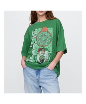 【ギャップ/GAP】のNBA ボストン セルティックス グラフィックTシャツ 大人の最旬トレンドファッション＆コーディネート founy(ファウニー) ファッション Fashion レディースファッション Fashion for Women トップス・カットソー Cut & Sew Tops シャツ・ブラウス・オフィスカジュアル Elegant Blouses & Button-Ups ロングTシャツ・Tシャツ Longline T-Shirts & Tees キャラクター Character, Licensed Characters グラフィック Graphic, Graphic Design ショルダー Shoulder, Shoulder Strap ショート Short, Short Length スリーブ Sleeve, Long Sleeve / Short Sleeve ドロップ Drop Shoulder, Dropped Style フロント Front, Front Design プリント Print, Printed Pattern ボストン Boston リラックス Relax, Relaxed Fit |ID:prp329100004978178