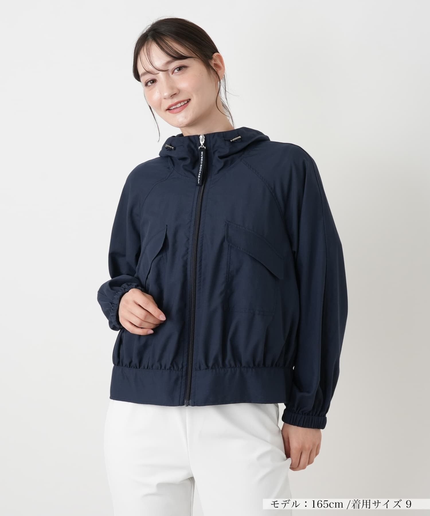 【レリアン/LEILIAN】のフーデッドジャケット【MUSE BY ROCHAS Premiere】 インテリア・キッズ・メンズ・レディースファッション・服の通販 founy(ファウニー) 　ファッション　Fashion　レディースファッション　Fashion for Women　アウター　Coat / Outerwear Collection　レディースジャケット・軽アウター　Jackets　ウォッシャブル　Machine Washable　スリーブ　Sleeve, Long Sleeve / Short Sleeve　フォルム　Silhouette, Form　フラップ　Flap, Flap Pocket　フロント　Front, Front Design　ブラウジング　Blouson Silhouette, Cinched Waist　ポケット　Pocket, Pocket Detail　リラックス　Relax, Relaxed Fit　夏　Summer　ネイビー|ID: prp329100004978232 ipo3291000000037308464