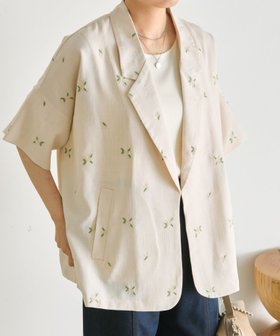 【イア パピヨネ/ear PAPILLONNER】の花柄半袖ジャケット【SUM1 STYLE】 大人の最旬トレンドファッション＆コーディネート founy(ファウニー) ファッション Fashion レディースファッション Fashion for Women アウター Coat / Outerwear Collection レディースジャケット・軽アウター Jackets ウェーブ Wavy Pattern ジャケット Jacket, Outerwear スニーカー Sneakers, Trainers スラックス Slacks, Dress Pants スリット Slit, Slit Detail デニム Denim, Jeans Material ポケット Pocket, Pocket Detail 半袖 Short Sleeve, Half Sleeve 羽織 Haori, Light Jacket おすすめ Recommended / Our Picks |ID:prp329100004978256
