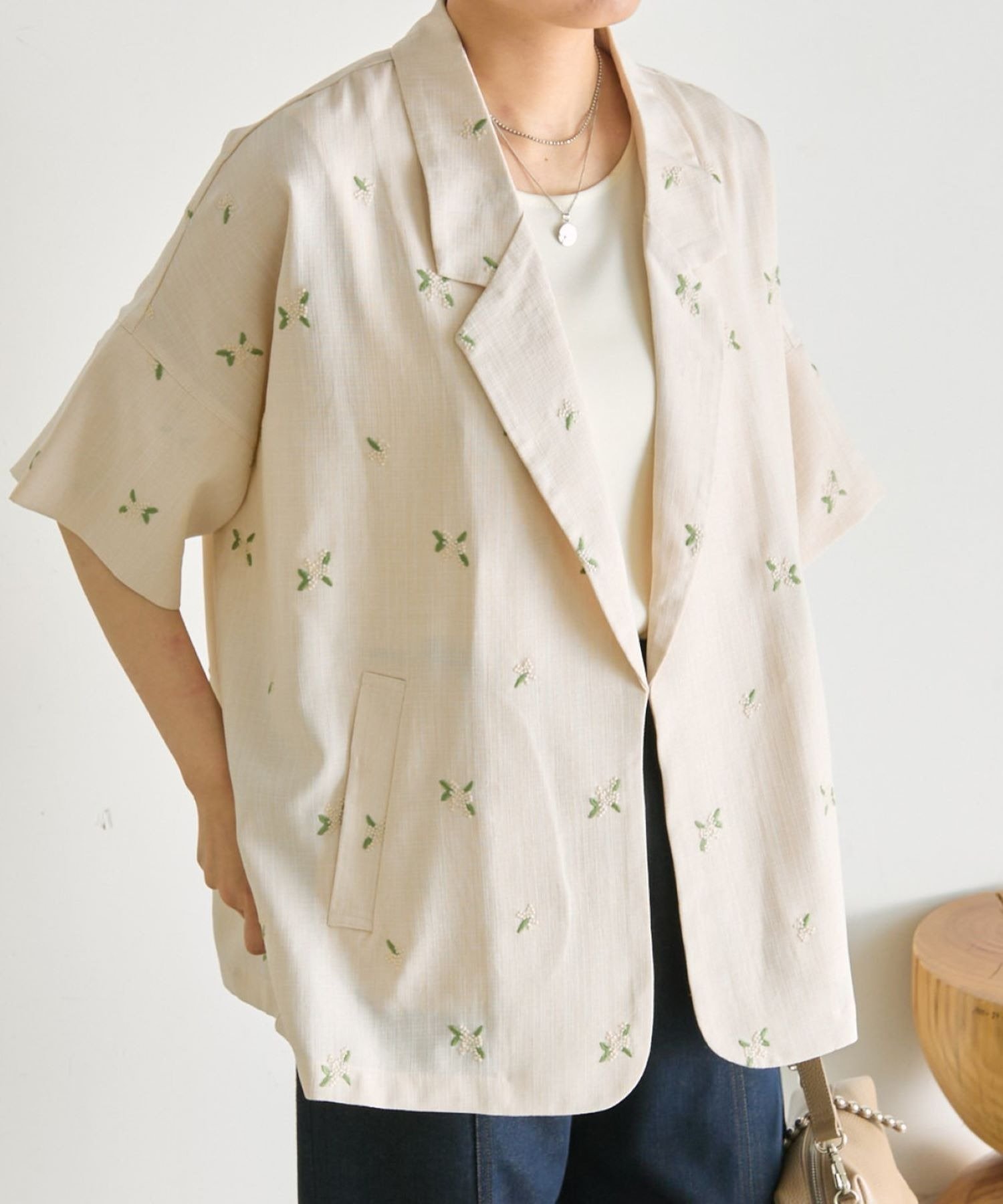 【イア パピヨネ/ear PAPILLONNER】の花柄半袖ジャケット【SUM1 STYLE】 インテリア・キッズ・メンズ・レディースファッション・服の通販 founy(ファウニー) 　ファッション　Fashion　レディースファッション　Fashion for Women　アウター　Coat / Outerwear Collection　レディースジャケット・軽アウター　Jackets　ウェーブ　Wavy Pattern　ジャケット　Jacket, Outerwear　スニーカー　Sneakers, Trainers　スラックス　Slacks, Dress Pants　スリット　Slit, Slit Detail　デニム　Denim, Jeans Material　ポケット　Pocket, Pocket Detail　半袖　Short Sleeve, Half Sleeve　羽織　Haori, Light Jacket　おすすめ　Recommended / Our Picks　ベージュ|ID: prp329100004978256 ipo3291000000037308550