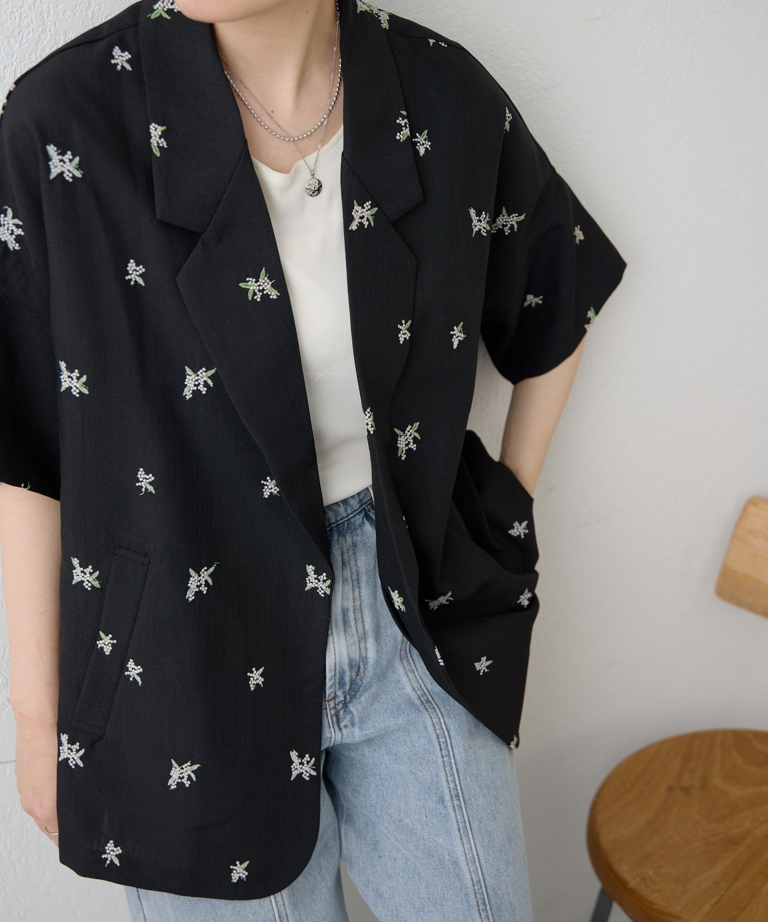 【イア パピヨネ/ear PAPILLONNER】の花柄半袖ジャケット【SUM1 STYLE】 インテリア・キッズ・メンズ・レディースファッション・服の通販 founy(ファウニー) 　ファッション　Fashion　レディースファッション　Fashion for Women　アウター　Coat / Outerwear Collection　レディースジャケット・軽アウター　Jackets　ウェーブ　Wavy Pattern　ジャケット　Jacket, Outerwear　スニーカー　Sneakers, Trainers　スラックス　Slacks, Dress Pants　スリット　Slit, Slit Detail　デニム　Denim, Jeans Material　ポケット　Pocket, Pocket Detail　半袖　Short Sleeve, Half Sleeve　羽織　Haori, Light Jacket　おすすめ　Recommended / Our Picks　ブラック|ID: prp329100004978256 ipo3291000000037308551