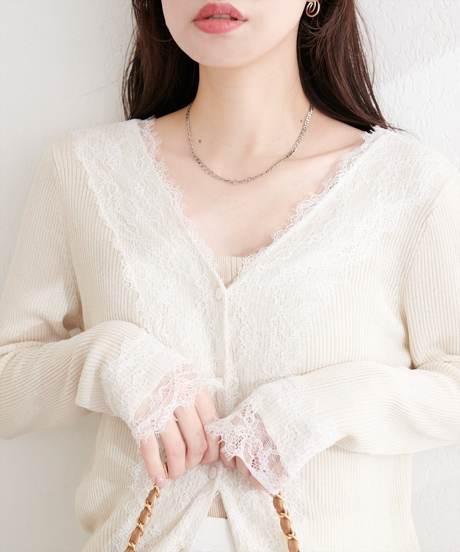 【ナチュラルクチュール/natural couture】のリバーレースVネックカーデ インテリア・キッズ・メンズ・レディースファッション・服の通販 founy(ファウニー) 　ファッション　Fashion　レディースファッション　Fashion for Women　トップス・カットソー　Cut & Sew Tops　Vネックトップス　V-Neck Tops / V-Cut Neckline Shirts　アクセサリー　Fashion Accessories　インナー　Innerwear　エレガント 上品　Elegant　カットソー　Cut and Sewn Top　カーディガン　Cardigan, Knitwear　サンダル　Sandals, Summer Shoes　スニーカー　Sneakers, Trainers　スリット　Slit, Slit Detail　ダウン　Down, Puffer　デコルテ　Décolleté, Neckline　デニム　Denim, Jeans Material　トレンド　Trend, Trending Now　ネックレス　Necklace, Pendant Necklace　パール　Pearl, Pearl Accent　フェミニン　Feminine, Girly　フレア　Flare, Flared　フロント　Front, Front Design　プリーツ　Pleats, Pleated　レース　Lace, Lace Fabric　再入荷　Restock / Back in Stock　2026年　2026　2026春夏・S/S　Spring/Summer 2026 SS26　オフホワイト|ID: prp329100004978367 ipo3291000000037308912