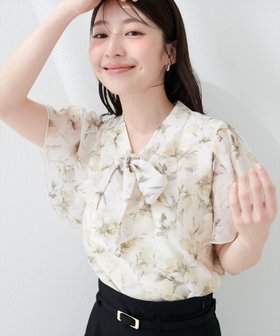 【ナチュラルクチュール/natural couture】のリボンタイフラワーブラウス 大人の最旬トレンドファッション＆コーディネート founy(ファウニー) ファッション Fashion レディースファッション Fashion for Women トップス・カットソー Cut & Sew Tops シャツ・ブラウス・オフィスカジュアル Elegant Blouses & Button-Ups 春 Spring カーディガン Cardigan, Knitwear サンダル Sandals, Summer Shoes ジャケット Jacket, Outerwear スニーカー Sneakers, Trainers タイトスカート Pencil Skirt, Tight Skirt ダウン Down, Puffer デニム Denim, Jeans Material バランス Balance, Style Balance フェミニン Feminine, Girly 無地 Plain, Solid Color リボン Ribbon, Bow リラックス Relax, Relaxed Fit 再入荷 Restock / Back in Stock おすすめ Recommended / Our Picks エレガント 上品 Elegant 2026年 2026 2026春夏・S/S Spring/Summer 2026 SS26 |ID:prp329100004978395