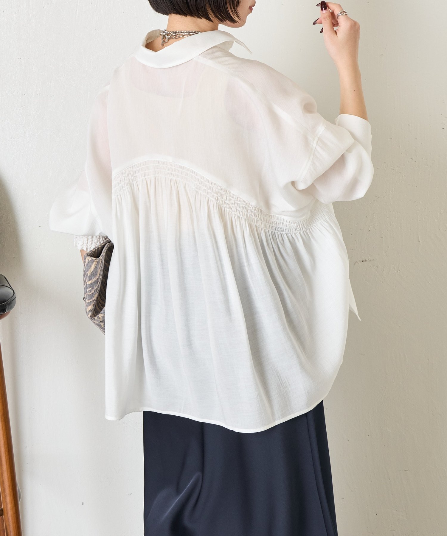 【ジェナ エスパス メルヴェイユ/Jena espace merveilleux】の【WEB限定カラー/リバイバル】バックシャーリングシャツ インテリア・キッズ・メンズ・レディースファッション・服の通販 founy(ファウニー) 　ファッション　Fashion　レディースファッション　Fashion for Women　トップス・カットソー　Cut & Sew Tops　シャツ・ブラウス・オフィスカジュアル　Elegant Blouses & Button-Ups　キャミソール　Camisole, Spaghetti Strap Top　シャーリング　Shirring, Ruched　スマート　Smart, Elegant　ノースリーブ　Sleeveless, No-Sleeve　フィット　Fit, Slim Fit　羽織　Haori, Light Jacket　リラックス　Relax, Relaxed Fit　再入荷　Restock / Back in Stock　おすすめ　Recommended / Our Picks　エレガント 上品　Elegant　オフホワイト|ID: prp329100004978397 ipo3291000000037309082