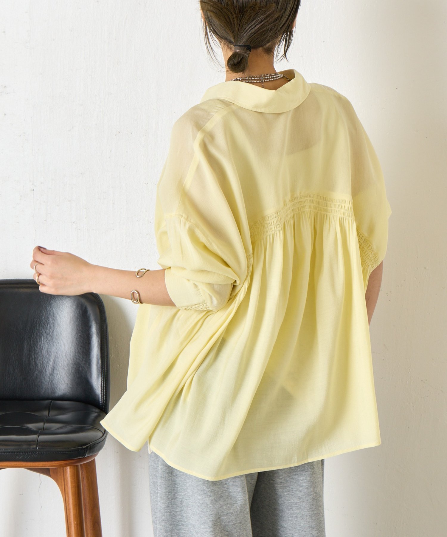 【ジェナ エスパス メルヴェイユ/Jena espace merveilleux】の【WEB限定カラー/リバイバル】バックシャーリングシャツ インテリア・キッズ・メンズ・レディースファッション・服の通販 founy(ファウニー) 　ファッション　Fashion　レディースファッション　Fashion for Women　トップス・カットソー　Cut & Sew Tops　シャツ・ブラウス・オフィスカジュアル　Elegant Blouses & Button-Ups　キャミソール　Camisole, Spaghetti Strap Top　シャーリング　Shirring, Ruched　スマート　Smart, Elegant　ノースリーブ　Sleeveless, No-Sleeve　フィット　Fit, Slim Fit　羽織　Haori, Light Jacket　リラックス　Relax, Relaxed Fit　再入荷　Restock / Back in Stock　おすすめ　Recommended / Our Picks　エレガント 上品　Elegant　イエロー|ID: prp329100004978397 ipo3291000000037309083