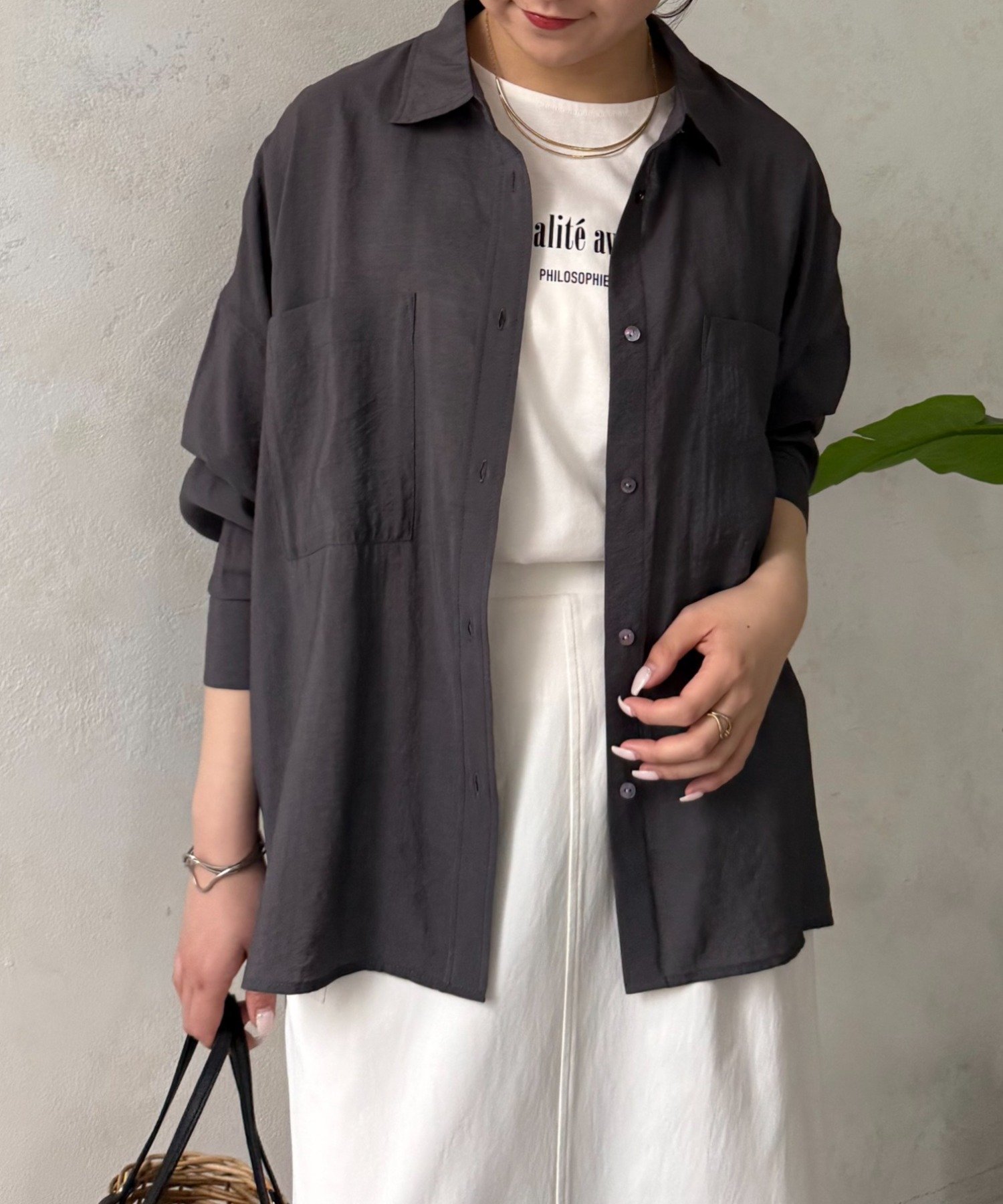 【ジェナ エスパス メルヴェイユ/Jena espace merveilleux】の【WEB限定カラー/リバイバル】バックシャーリングシャツ インテリア・キッズ・メンズ・レディースファッション・服の通販 founy(ファウニー) 　ファッション　Fashion　レディースファッション　Fashion for Women　トップス・カットソー　Cut & Sew Tops　シャツ・ブラウス・オフィスカジュアル　Elegant Blouses & Button-Ups　キャミソール　Camisole, Spaghetti Strap Top　シャーリング　Shirring, Ruched　スマート　Smart, Elegant　ノースリーブ　Sleeveless, No-Sleeve　フィット　Fit, Slim Fit　羽織　Haori, Light Jacket　リラックス　Relax, Relaxed Fit　再入荷　Restock / Back in Stock　おすすめ　Recommended / Our Picks　エレガント 上品　Elegant　チャコールグレー|ID: prp329100004978397 ipo3291000000037309085