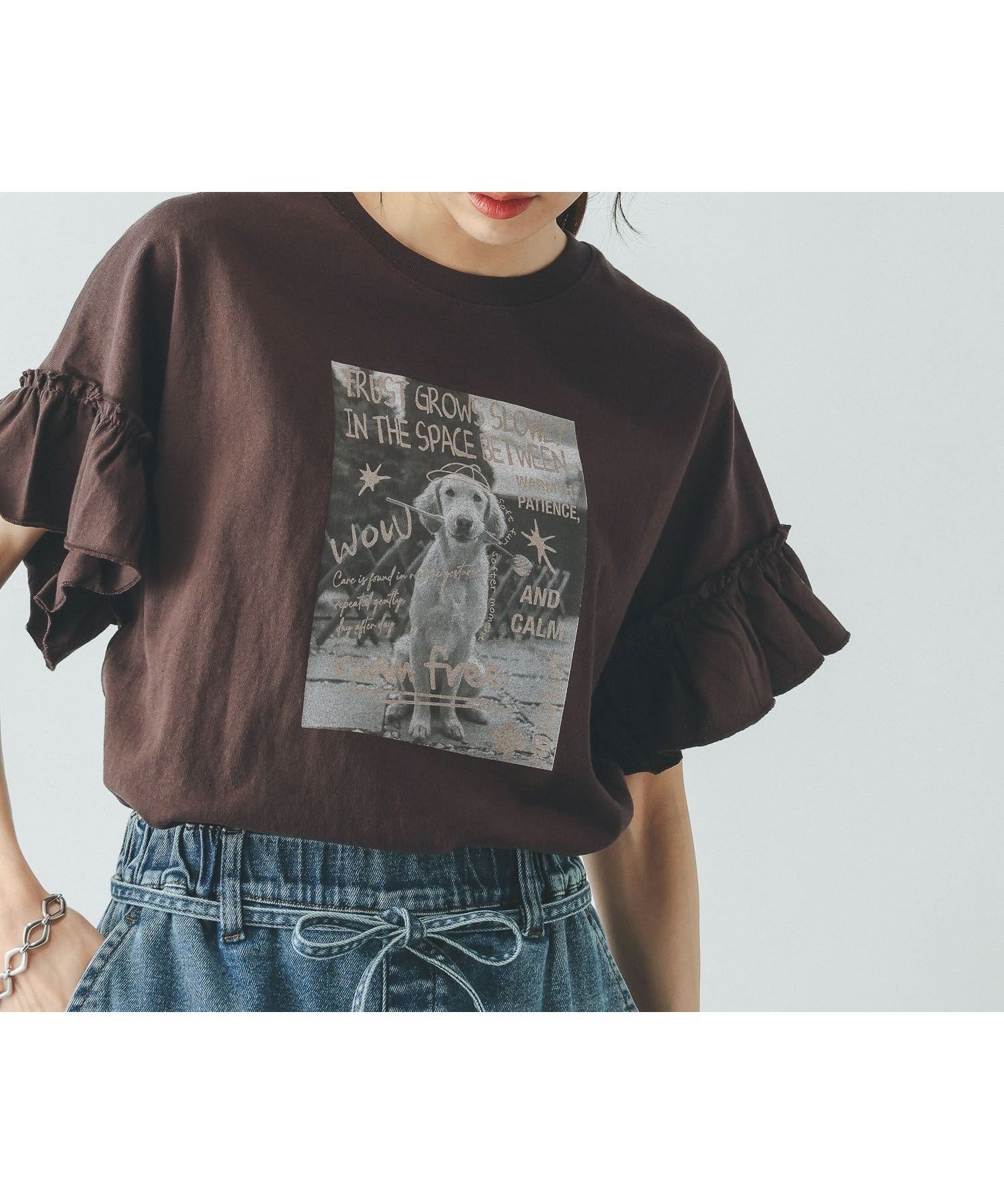 【グローバルワーク/GLOBAL WORK】のヘビロッTEEフリルプリント半袖/663965 インテリア・キッズ・メンズ・レディースファッション・服の通販 founy(ファウニー) 　ファッション　Fashion　レディースファッション　Fashion for Women　トップス・カットソー　Cut & Sew Tops　おすすめ　Recommended / Our Picks　アウトドア　Outdoor Clothing　カーゴパンツ　Cargo Pants, Utility Pants　サンダル　Sandals, Summer Shoes　フリル　Frill, Ruffle　プリント　Print, Printed Pattern　ヴィンテージ　Vintage Style　半袖　Short Sleeve, Half Sleeve　夏　Summer　ブラウンロゴ58|ID: prp329100004978413 ipo3291000000037309176