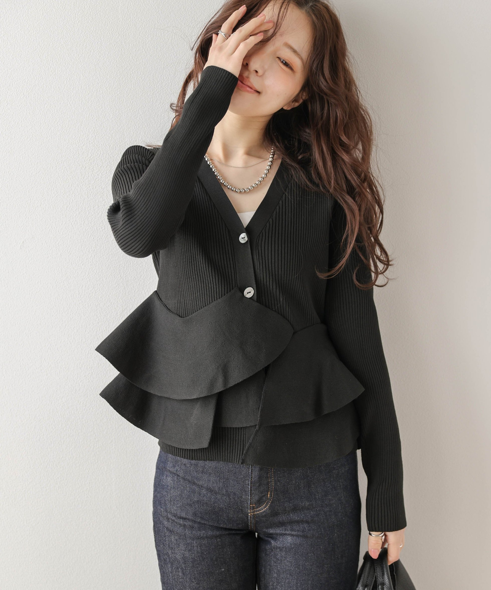 【ラジュール/Lajour】のペプラムリブニットカーディガン 大人の最旬トレンドファッション＆コーディネート founy(ファウニー) 　ファッション　Fashion　レディースファッション　Fashion for Women　トップス・カットソー　Cut & Sew Tops　ニット　Knit Tops & Sweaters　カーディガン・羽織り　Layered Style Cardigans　2026年　2026　2026春夏・S/S　Spring/Summer 2026 SS26　アシンメトリー　Asymmetrical Style　イレギュラー　Irregular Design　デコルテ　Décolleté, Neckline　フリル　Frill, Ruffle　ペプラム　Peplum, Flared Hem　 other-1|ID: prp329100004978437 ipo3291000000037309317