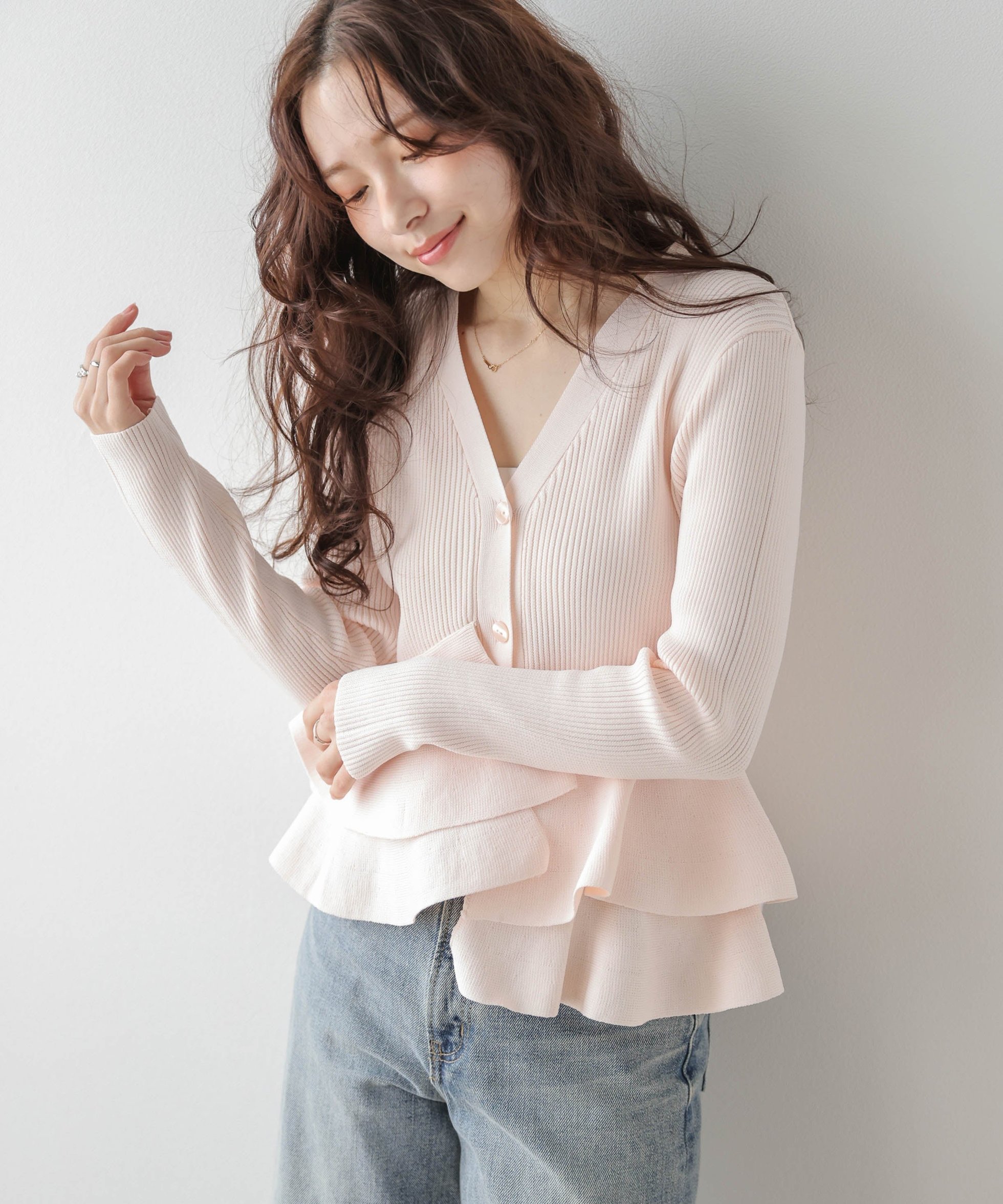 【ラジュール/Lajour】のペプラムリブニットカーディガン インテリア・キッズ・メンズ・レディースファッション・服の通販 founy(ファウニー) 　ファッション　Fashion　レディースファッション　Fashion for Women　トップス・カットソー　Cut & Sew Tops　ニット　Knit Tops & Sweaters　カーディガン・羽織り　Layered Style Cardigans　2026年　2026　2026春夏・S/S　Spring/Summer 2026 SS26　アシンメトリー　Asymmetrical Style　イレギュラー　Irregular Design　デコルテ　Décolleté, Neckline　フリル　Frill, Ruffle　ペプラム　Peplum, Flared Hem　ピンク|ID: prp329100004978437 ipo3291000000037309321
