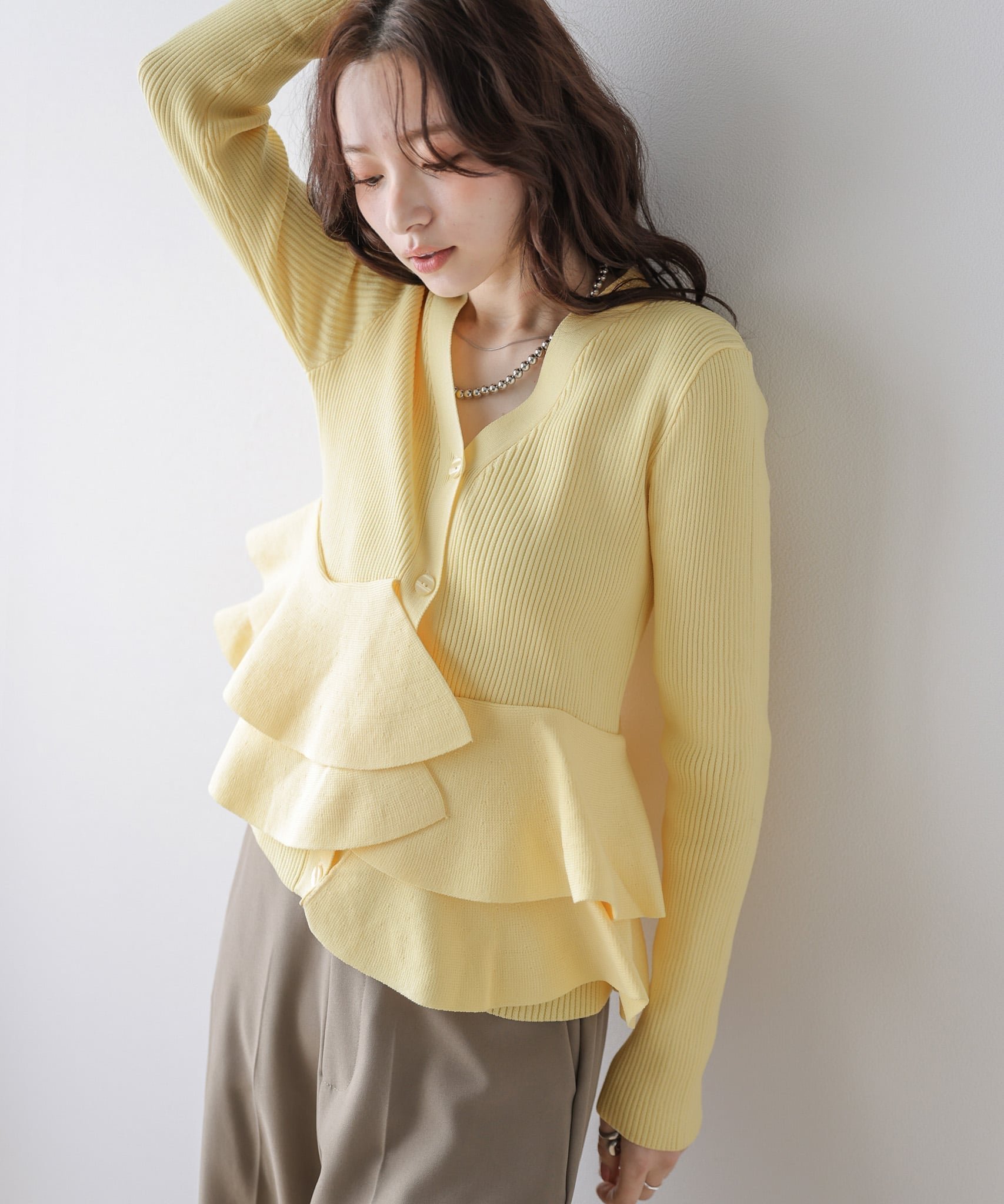 【ラジュール/Lajour】のペプラムリブニットカーディガン インテリア・キッズ・メンズ・レディースファッション・服の通販 founy(ファウニー) 　ファッション　Fashion　レディースファッション　Fashion for Women　トップス・カットソー　Cut & Sew Tops　ニット　Knit Tops & Sweaters　カーディガン・羽織り　Layered Style Cardigans　2026年　2026　2026春夏・S/S　Spring/Summer 2026 SS26　アシンメトリー　Asymmetrical Style　イレギュラー　Irregular Design　デコルテ　Décolleté, Neckline　フリル　Frill, Ruffle　ペプラム　Peplum, Flared Hem　イエロー|ID: prp329100004978437 ipo3291000000037309322