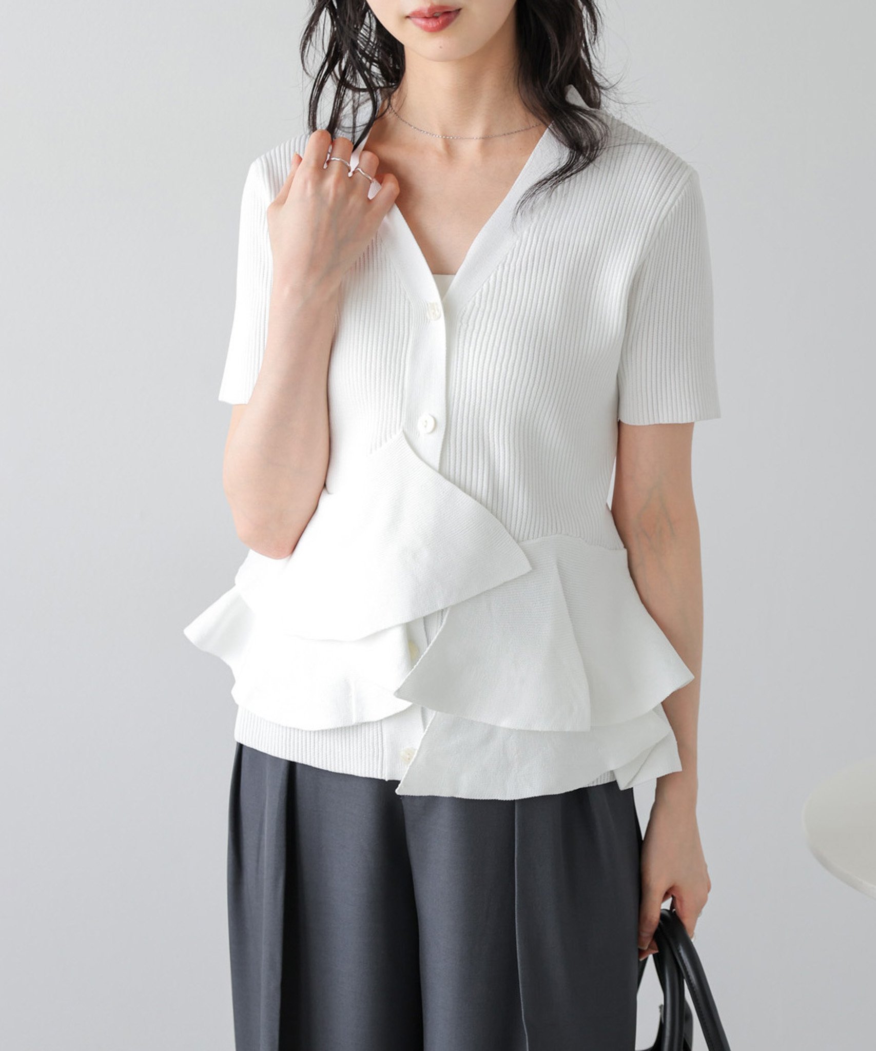 【ラジュール/Lajour】のペプラムリブニットカーディガン インテリア・キッズ・メンズ・レディースファッション・服の通販 founy(ファウニー) 　ファッション　Fashion　レディースファッション　Fashion for Women　トップス・カットソー　Cut & Sew Tops　ニット　Knit Tops & Sweaters　カーディガン・羽織り　Layered Style Cardigans　2026年　2026　2026春夏・S/S　Spring/Summer 2026 SS26　アシンメトリー　Asymmetrical Style　イレギュラー　Irregular Design　デコルテ　Décolleté, Neckline　フリル　Frill, Ruffle　ペプラム　Peplum, Flared Hem　半袖ホワイト|ID: prp329100004978437 ipo3291000000037309323