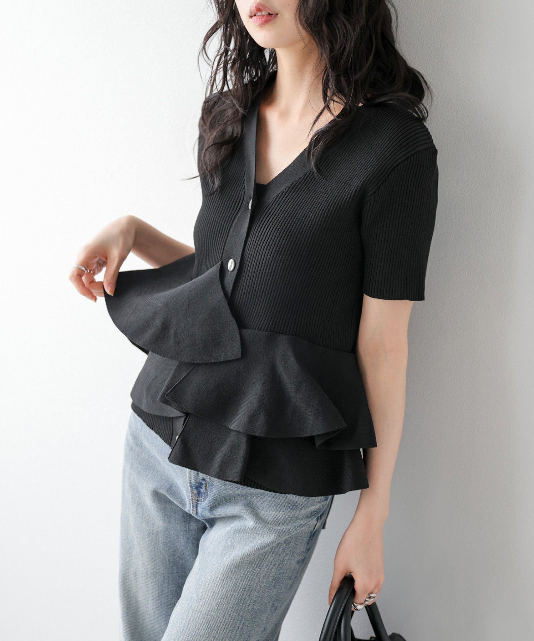 【ラジュール/Lajour】のペプラムリブニットカーディガン インテリア・キッズ・メンズ・レディースファッション・服の通販 founy(ファウニー) 　ファッション　Fashion　レディースファッション　Fashion for Women　トップス・カットソー　Cut & Sew Tops　ニット　Knit Tops & Sweaters　カーディガン・羽織り　Layered Style Cardigans　2026年　2026　2026春夏・S/S　Spring/Summer 2026 SS26　アシンメトリー　Asymmetrical Style　イレギュラー　Irregular Design　デコルテ　Décolleté, Neckline　フリル　Frill, Ruffle　ペプラム　Peplum, Flared Hem　半袖ブラック|ID: prp329100004978437 ipo3291000000037309325