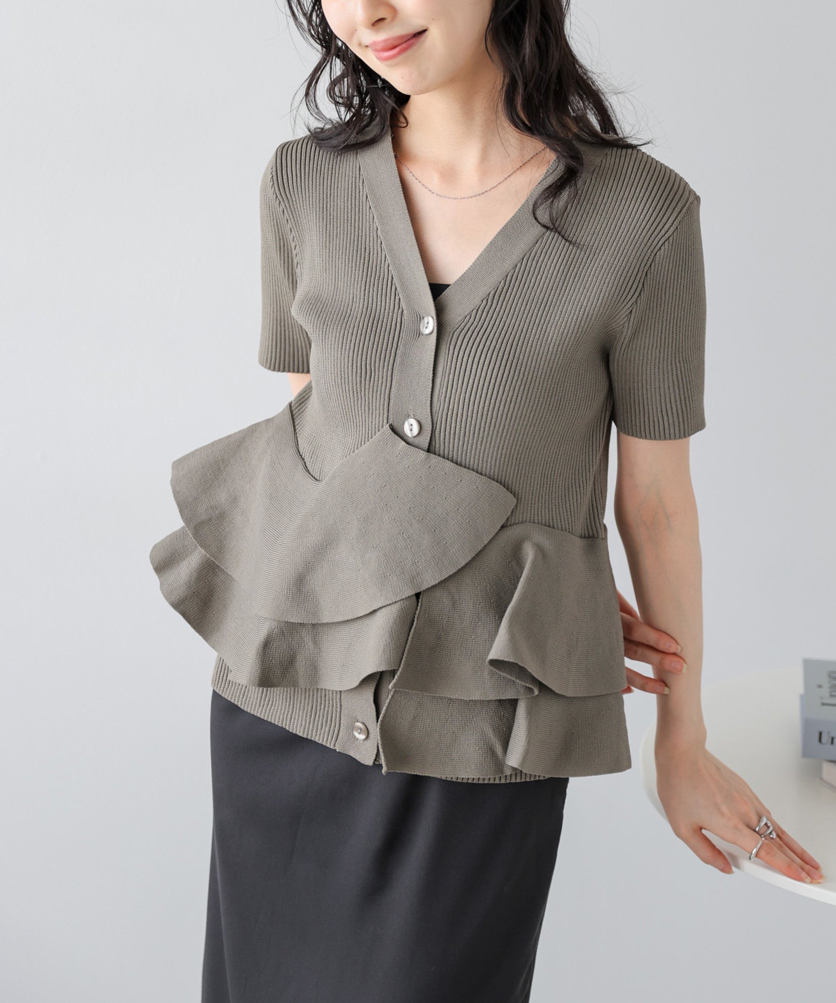 【ラジュール/Lajour】のペプラムリブニットカーディガン インテリア・キッズ・メンズ・レディースファッション・服の通販 founy(ファウニー) 　ファッション　Fashion　レディースファッション　Fashion for Women　トップス・カットソー　Cut & Sew Tops　ニット　Knit Tops & Sweaters　カーディガン・羽織り　Layered Style Cardigans　2026年　2026　2026春夏・S/S　Spring/Summer 2026 SS26　アシンメトリー　Asymmetrical Style　イレギュラー　Irregular Design　デコルテ　Décolleté, Neckline　フリル　Frill, Ruffle　ペプラム　Peplum, Flared Hem　半袖モカ|ID: prp329100004978437 ipo3291000000037309332