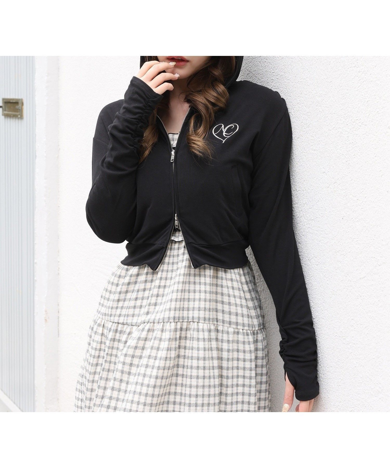 【ナイスクラップ/NICE CLAUP】の【紫外線を90%以上カット】ロゴ刺繡UVカットパーカー インテリア・キッズ・メンズ・レディースファッション・服の通販 founy(ファウニー) 　ファッション　Fashion　レディースファッション　Fashion for Women　トップス・カットソー　Cut & Sew Tops　レディースパーカー・カジュアルフーディー　Casual Hoodies & Sweatshirts　おすすめ　Recommended / Our Picks　キャミ　Camisole, Cami Top　ショート　Short, Short Length　シンプル　Simple, Minimal　デニム　Denim, Jeans Material　パーカー　Hoodie, Parka　ミニスカート　Mini Skirt, Short Skirt　ワイド　Wide, Wide Fit　夏　Summer　ブラック|ID: prp329100004978461 ipo3291000000037309483