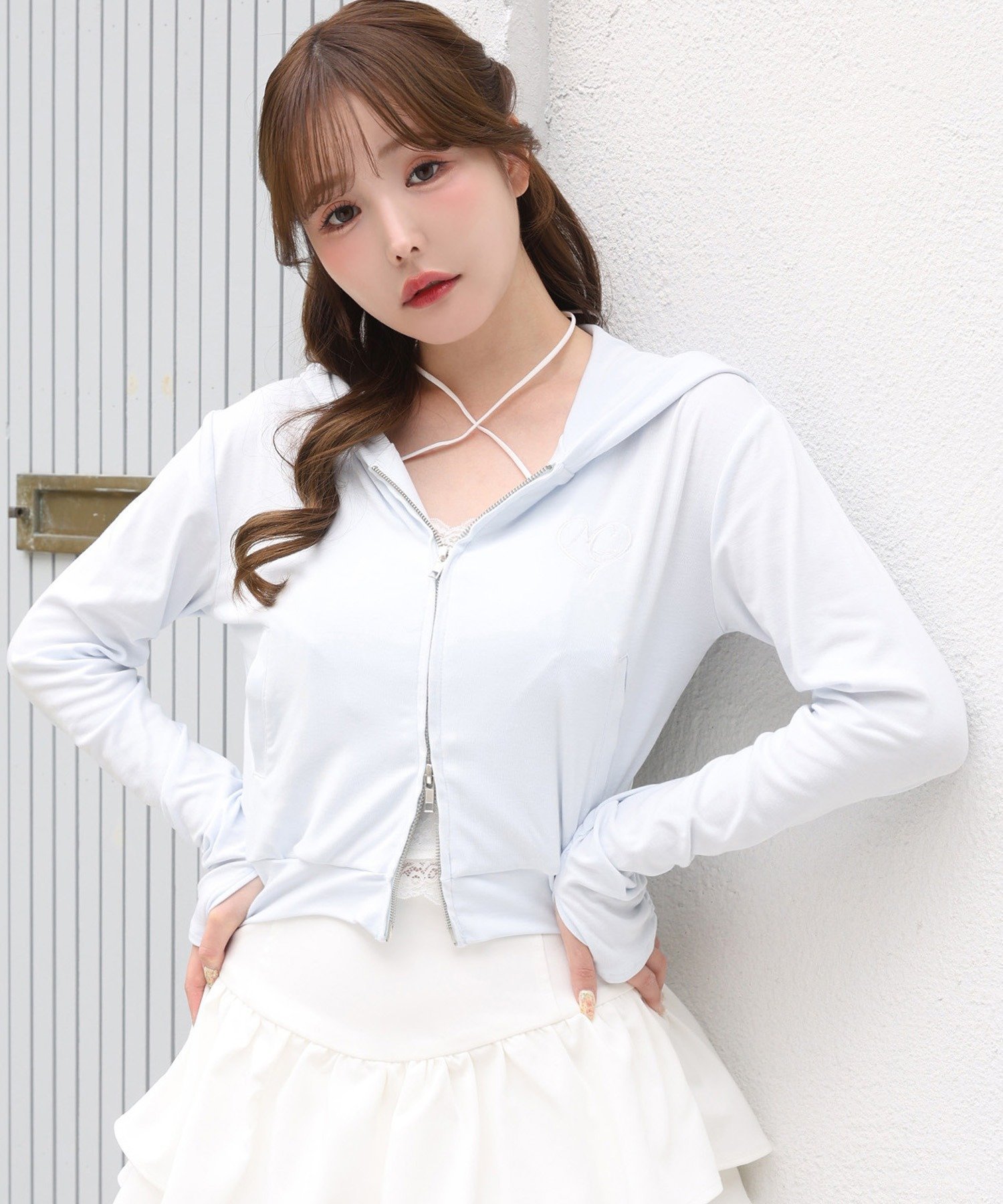 【ナイスクラップ/NICE CLAUP】の【紫外線を90%以上カット】ロゴ刺繡UVカットパーカー インテリア・キッズ・メンズ・レディースファッション・服の通販 founy(ファウニー) 　ファッション　Fashion　レディースファッション　Fashion for Women　トップス・カットソー　Cut & Sew Tops　レディースパーカー・カジュアルフーディー　Casual Hoodies & Sweatshirts　おすすめ　Recommended / Our Picks　キャミ　Camisole, Cami Top　ショート　Short, Short Length　シンプル　Simple, Minimal　デニム　Denim, Jeans Material　パーカー　Hoodie, Parka　ミニスカート　Mini Skirt, Short Skirt　ワイド　Wide, Wide Fit　夏　Summer　サックスブルー|ID: prp329100004978461 ipo3291000000037309485