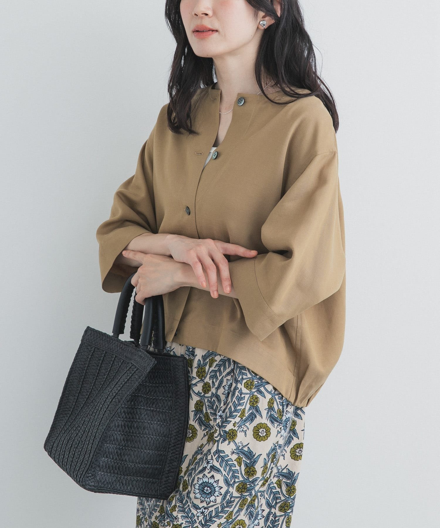 【アーバンリサーチ ドアーズ/URBAN RESEARCH DOORS】のノーカラーバックギャザーブラウス インテリア・キッズ・メンズ・レディースファッション・服の通販 founy(ファウニー) 　ファッション　Fashion　レディースファッション　Fashion for Women　トップス・カットソー　Cut & Sew Tops　シャツ・ブラウス・オフィスカジュアル　Elegant Blouses & Button-Ups　バッグ　Bags　2026年　2026　2026春夏・S/S　Spring/Summer 2026 SS26　ギャザー　Gathered, Ruffled　シンプル　Simple, Minimal　フロント　Front, Front Design　夏　Summer　S/S・春夏　SS, Spring/Summer, Warm Season　羽織　Haori, Light Jacket　ベージュ|ID: prp329100004978465 ipo3291000000037309510
