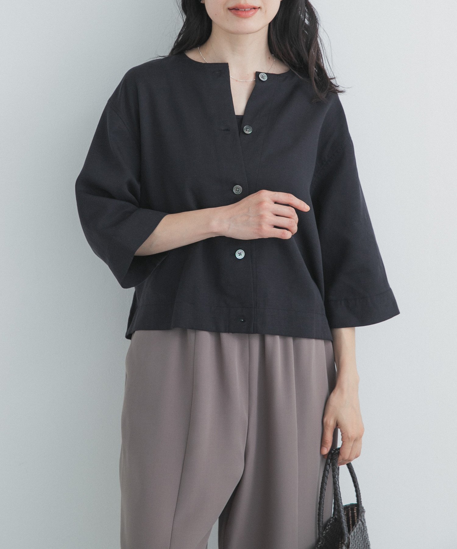 【アーバンリサーチ ドアーズ/URBAN RESEARCH DOORS】のノーカラーバックギャザーブラウス インテリア・キッズ・メンズ・レディースファッション・服の通販 founy(ファウニー) 　ファッション　Fashion　レディースファッション　Fashion for Women　トップス・カットソー　Cut & Sew Tops　シャツ・ブラウス・オフィスカジュアル　Elegant Blouses & Button-Ups　バッグ　Bags　2026年　2026　2026春夏・S/S　Spring/Summer 2026 SS26　ギャザー　Gathered, Ruffled　シンプル　Simple, Minimal　フロント　Front, Front Design　夏　Summer　S/S・春夏　SS, Spring/Summer, Warm Season　羽織　Haori, Light Jacket　ブラック|ID: prp329100004978465 ipo3291000000037309511