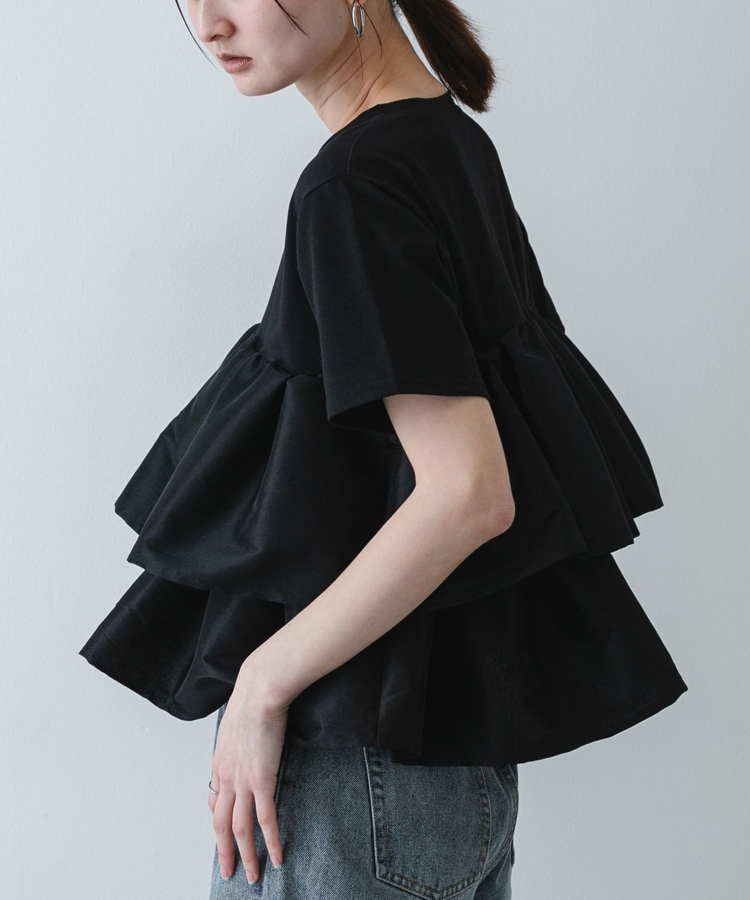 【センスオブプレイス/SENSE OF PLACE by URBAN RESEARCH】のシャイニーフリルドッキングカットトップ インテリア・キッズ・メンズ・レディースファッション・服の通販 founy(ファウニー) 　ファッション　Fashion　レディースファッション　Fashion for Women　カットソー　Cut and Sewn Top　シャイニー　Shiny, Glossy Finish　シンプル　Simple, Minimal　スマート　Smart, Elegant　ドッキング　Docking, Mixed Material　バランス　Balance, Style Balance　フリル　Frill, Ruffle　モダン　Modern, Contemporary　S/S・春夏　SS, Spring/Summer, Warm Season　夏　Summer　2026年　2026　2026春夏・S/S　Spring/Summer 2026 SS26　ブラック|ID: prp329100004978469 ipo3291000000037309525