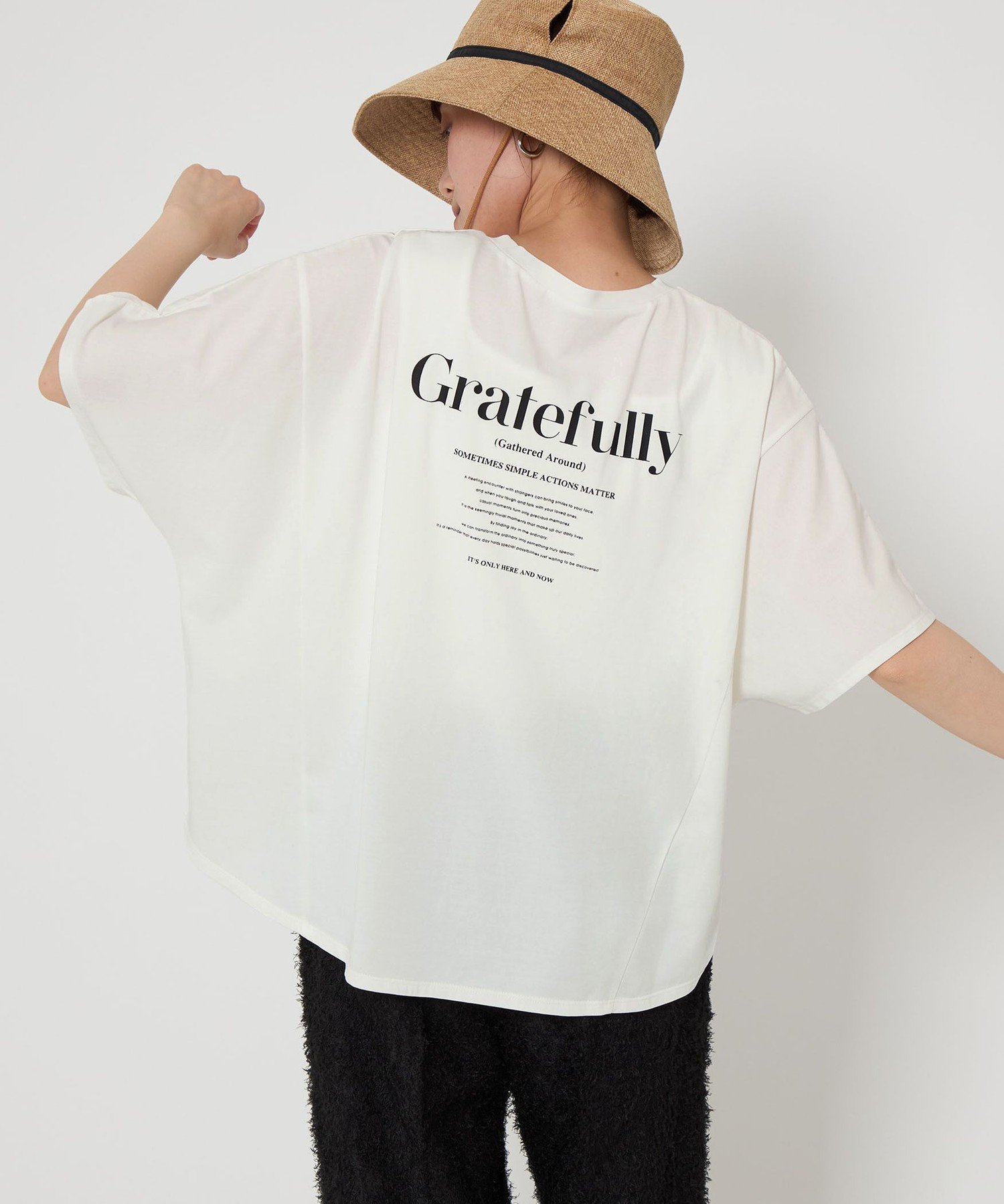 【ユナイテッドアローズ/UNITED ARROWS】のat ease ドルマン グラフィック Tシャツ インテリア・キッズ・メンズ・レディースファッション・服の通販 founy(ファウニー) 　ファッション　Fashion　レディースファッション　Fashion for Women　トップス・カットソー　Cut & Sew Tops　シャツ・ブラウス・オフィスカジュアル　Elegant Blouses & Button-Ups　ロングTシャツ・Tシャツ　Longline T-Shirts & Tees　春　Spring　カットソー　Cut and Sewn Top　グラフィック　Graphic, Graphic Design　定番　Standard, Basic Item　フレア　Flare, Flared　ベーシック　Basic, Essential　ロング　Long, Long-Length　ワイド　Wide, Wide Fit　アウトレット　Outlet / Clearance　おすすめ　Recommended / Our Picks　夏　Summer　エレガント 上品　Elegant　OFF WHITE|ID: prp329100004978487 ipo3291000000037309617