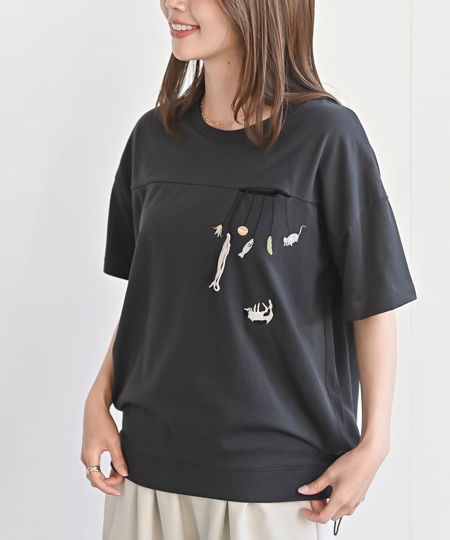 【アールピーエス/rps】のブラブラキャット裾ドロストTシャツ インテリア・キッズ・メンズ・レディースファッション・服の通販 founy(ファウニー) 　ファッション　Fashion　レディースファッション　Fashion for Women　トップス・カットソー　Cut & Sew Tops　シャツ・ブラウス・オフィスカジュアル　Elegant Blouses & Button-Ups　ロングTシャツ・Tシャツ　Longline T-Shirts & Tees　カットソー　Cut and Sewn Top　再入荷　Restock / Back in Stock　猫　Cat, Kitty　チャコールグレー|ID: prp329100004978488 ipo3291000000037309623