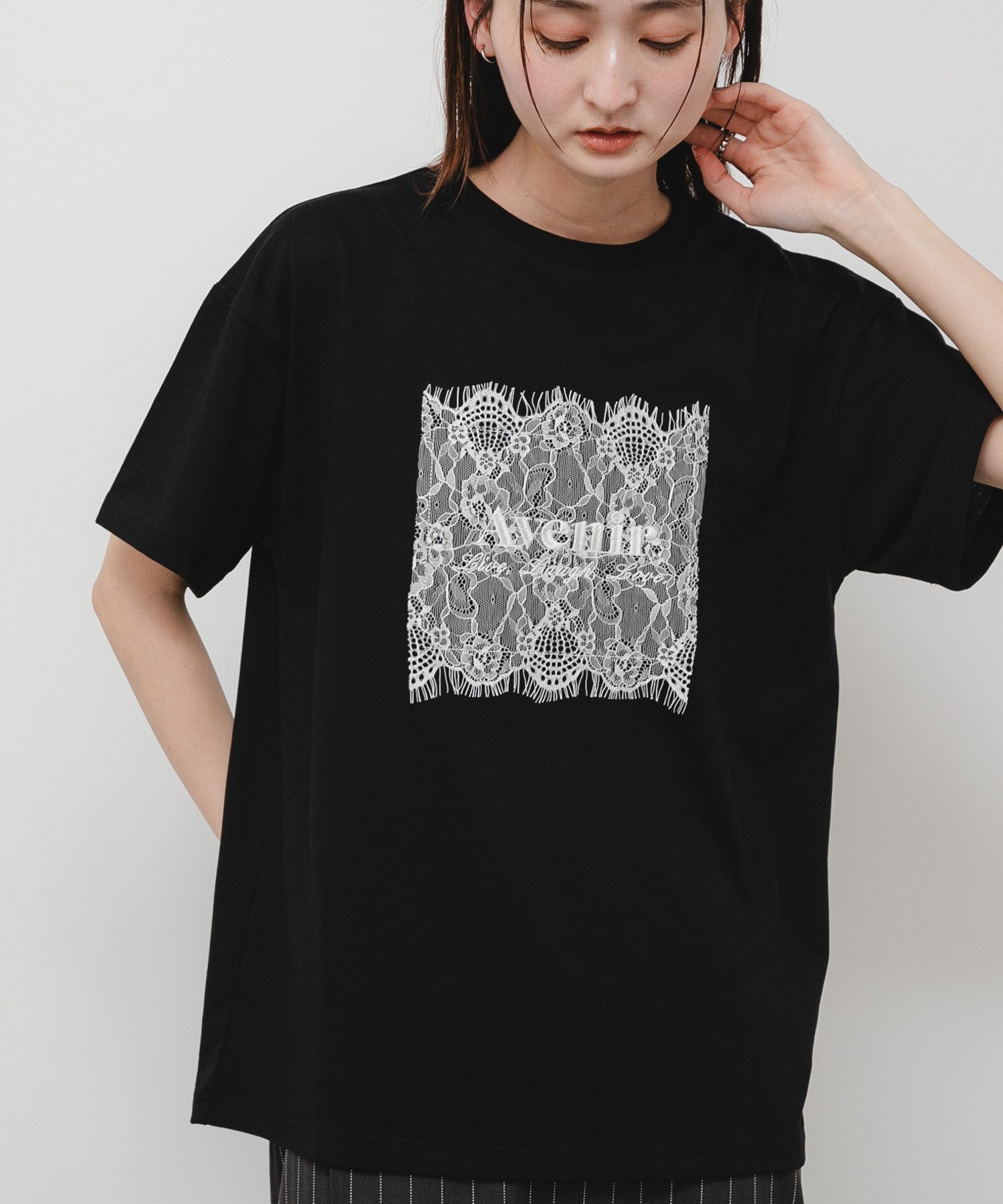 【センスオブプレイス/SENSE OF PLACE by URBAN RESEARCH】のレースロゴTシャツ インテリア・キッズ・メンズ・レディースファッション・服の通販 founy(ファウニー) 　ファッション　Fashion　レディースファッション　Fashion for Women　トップス・カットソー　Cut & Sew Tops　シャツ・ブラウス・オフィスカジュアル　Elegant Blouses & Button-Ups　ロングTシャツ・Tシャツ　Longline T-Shirts & Tees　インナー　Innerwear　エレガント 上品　Elegant　カットソー　Cut and Sewn Top　シンプル　Simple, Minimal　スマート　Smart, Elegant　スラックス　Slacks, Dress Pants　デニム　Denim, Jeans Material　ドッキング　Docking, Mixed Material　フロント　Front, Front Design　レース　Lace, Lace Fabric　S/S・春夏　SS, Spring/Summer, Warm Season　おすすめ　Recommended / Our Picks　夏　Summer　2026年　2026　2026春夏・S/S　Spring/Summer 2026 SS26　ブラック|ID: prp329100004978633 ipo3291000000037310197