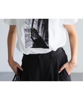 【リベリー/Riberry】のフォトプリントロゴTシャツ 大人の最旬トレンドファッション＆コーディネート founy(ファウニー) ファッション Fashion レディースファッション Fashion for Women トップス・カットソー Cut & Sew Tops シャツ・ブラウス・オフィスカジュアル Elegant Blouses & Button-Ups ロングTシャツ・Tシャツ Longline T-Shirts & Tees インナー Innerwear 春 Spring 秋 Autumn シンプル Simple, Minimal スラックス Slacks, Dress Pants ティアードスカート Tiered Skirt, Flounced Skirt デニム Denim, Jeans Material トレンド Trend, Trending Now フロント Front, Front Design プリント Print, Printed Pattern ベーシック Basic, Essential ボトム Bottoms, Lower Wear 半袖 Short Sleeve, Half Sleeve レギュラー Regular, Standard Fit ロング Long, Long-Length 楽ちん Easy Fit, Comfortable プチプライス・低価格 Affordable / Budget Price おすすめ Recommended / Our Picks 夏 Summer |ID:prp329100004978666