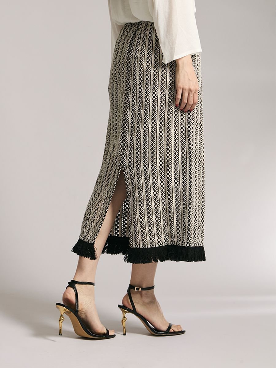 【ヴァン/Vin】の裾フリンジレーススカート インテリア・キッズ・メンズ・レディースファッション・服の通販 founy(ファウニー) 　ファッション　Fashion　レディースファッション　Fashion for Women　アウター　Coat / Outerwear Collection　とろみ　Fluid, Flowy Fabric　エレガント 上品　Elegant　オーガニック　Organic Cotton　シンプル　Simple, Minimal　ストレート　Straight, Straight Cut　ペチコート　Petticoat, Underskirt　レース　Lace, Lace Fabric　シロクロ|ID: prp329100004978680 ipo3291000000037310413