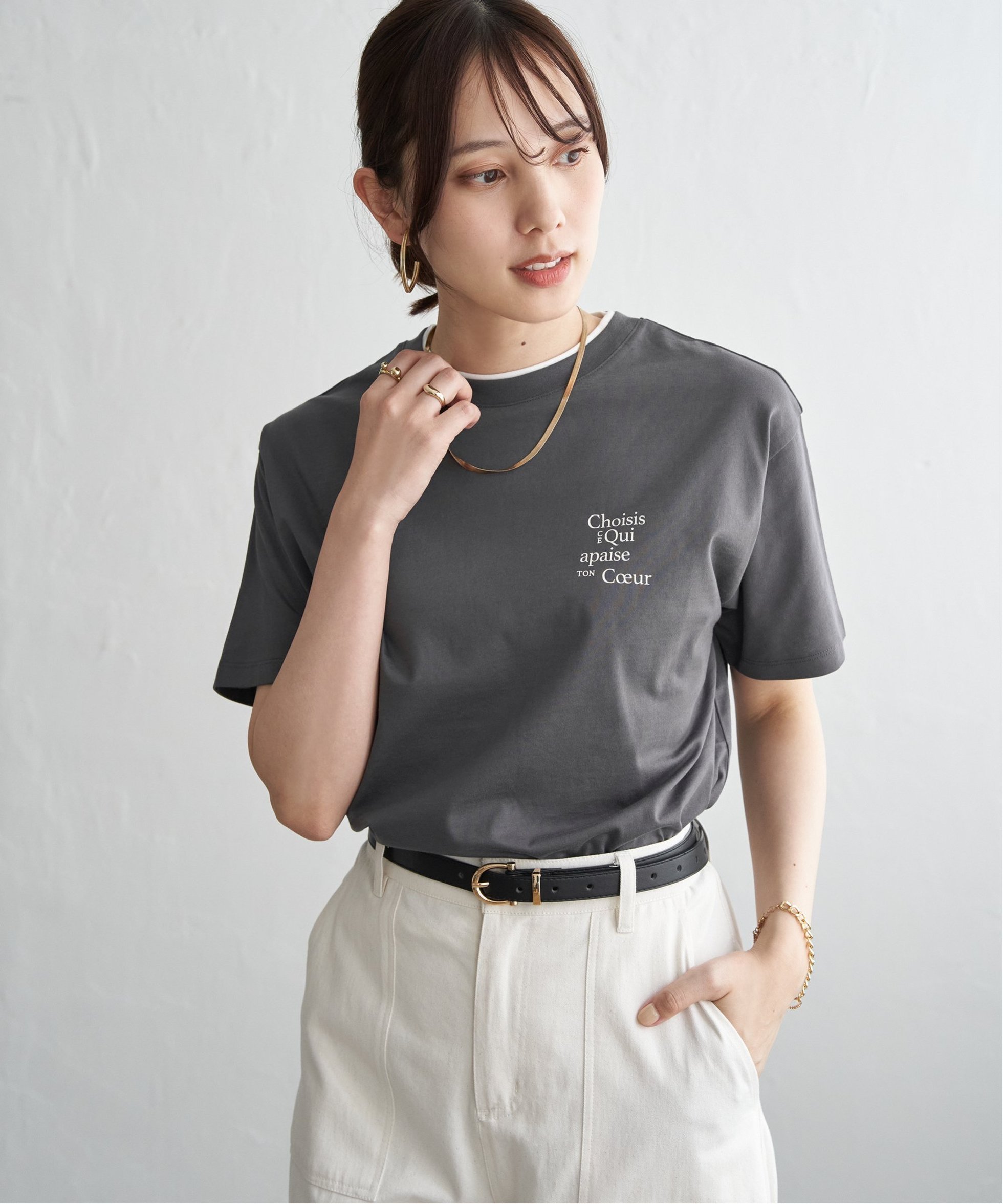 【イッカ/ikka】の【接触冷感】裾レイヤードプリントTシャツ インテリア・キッズ・メンズ・レディースファッション・服の通販 founy(ファウニー) 　ファッション　Fashion　レディースファッション　Fashion for Women　トップス・カットソー　Cut & Sew Tops　シャツ・ブラウス・オフィスカジュアル　Elegant Blouses & Button-Ups　ロングTシャツ・Tシャツ　Longline T-Shirts & Tees　プリント　Print, Printed Pattern　レギュラー　Regular, Standard Fit　チャコール|ID: prp329100004978920 ipo3291000000037311236