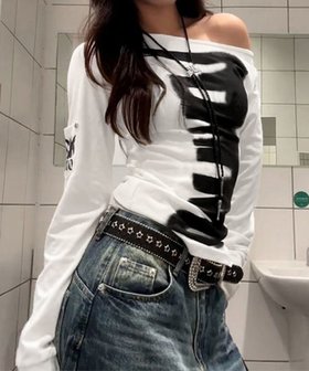 【ミニミニストア/miniministore】の英字ロゴTシャツ オフショルダートップス 大人の最旬トレンドファッション＆コーディネート founy(ファウニー) ファッション Fashion レディースファッション Fashion for Women トップス・カットソー Cut & Sew Tops シャツ・ブラウス・オフィスカジュアル Elegant Blouses & Button-Ups ロングTシャツ・Tシャツ Longline T-Shirts & Tees オフショルダー トップス Off-Shoulder Tops / Bardot Style Tops イラスト Illustration 春 Spring カーゴパンツ Cargo Pants, Utility Pants スリット Slit, Slit Detail デコルテ Décolleté, Neckline 長袖 Long Sleeve, Full Sleeve バランス Balance, Style Balance プリント Print, Printed Pattern ミニスカート Mini Skirt, Short Skirt S/S・春夏 SS, Spring/Summer, Warm Season 夏 Summer |ID:prp329100004978928