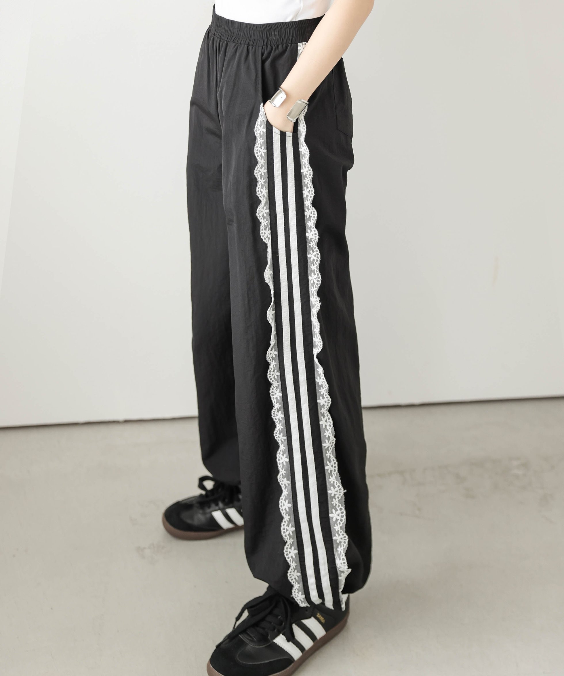 【ラジュール/Lajour】のサイドレースライントラックパンツ 大人の最旬トレンドファッション＆コーディネート founy(ファウニー) 　ファッション　Fashion　レディースファッション　Fashion for Women　パンツ　Pants & Trousers　お家時間・ステイホーム　Stay Home / At Home　ガーリー　Girly, Feminine Style　バランス　Balance, Style Balance　フェミニン　Feminine, Girly　リラックス　Relax, Relaxed Fit　レース　Lace, Lace Fabric　 other-1|ID: prp329100004979007 ipo3291000000037311642