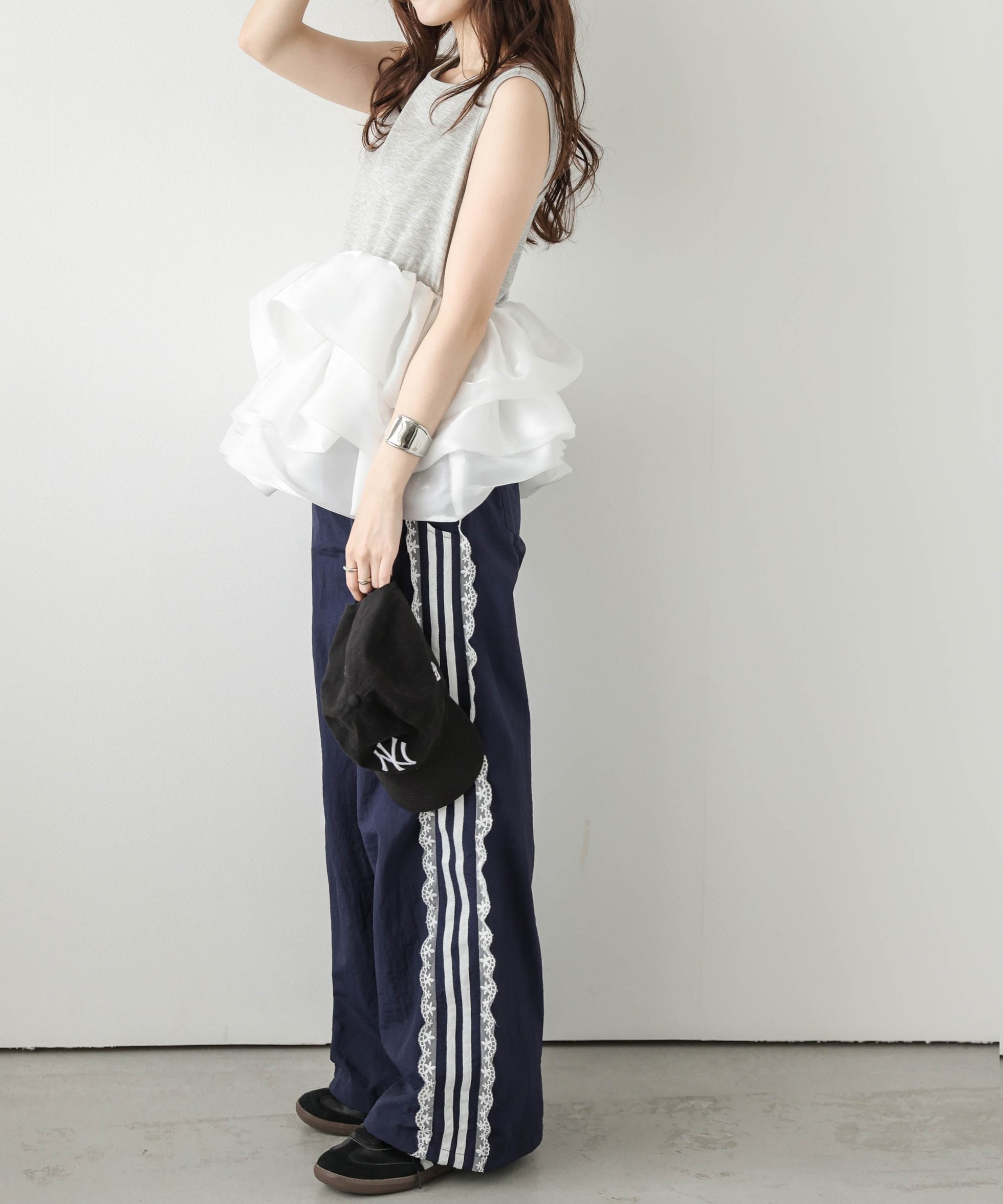 【ラジュール/Lajour】のサイドレースライントラックパンツ インテリア・キッズ・メンズ・レディースファッション・服の通販 founy(ファウニー) 　ファッション　Fashion　レディースファッション　Fashion for Women　パンツ　Pants & Trousers　お家時間・ステイホーム　Stay Home / At Home　ガーリー　Girly, Feminine Style　バランス　Balance, Style Balance　フェミニン　Feminine, Girly　リラックス　Relax, Relaxed Fit　レース　Lace, Lace Fabric　ネイビー|ID: prp329100004979007 ipo3291000000037311644