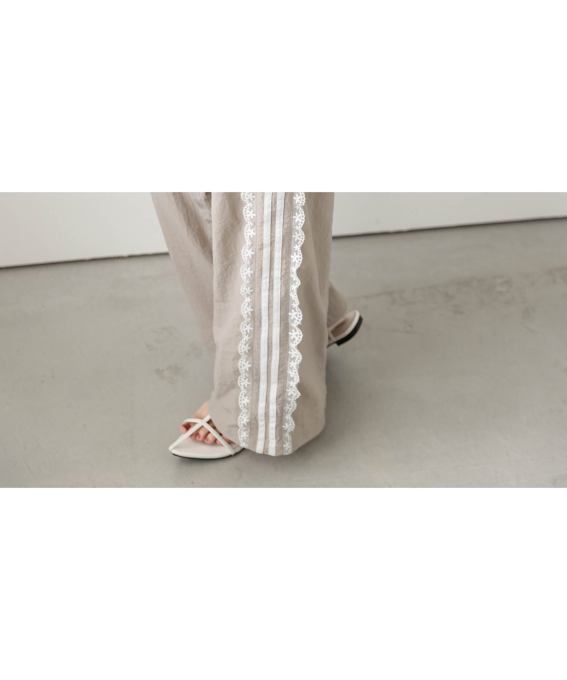 【ラジュール/Lajour】のサイドレースライントラックパンツ インテリア・キッズ・メンズ・レディースファッション・服の通販 founy(ファウニー) 　ファッション　Fashion　レディースファッション　Fashion for Women　パンツ　Pants & Trousers　お家時間・ステイホーム　Stay Home / At Home　ガーリー　Girly, Feminine Style　バランス　Balance, Style Balance　フェミニン　Feminine, Girly　リラックス　Relax, Relaxed Fit　レース　Lace, Lace Fabric　ベージュ|ID: prp329100004979007 ipo3291000000037311645