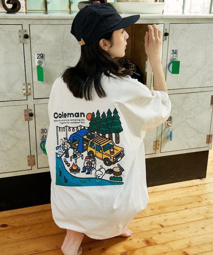 【フリークスストア/FREAK'S STORE】のColeman×matsui×FREAK S STORE 別注 バックプリント クルーネックTシャツ/Lake Side インテリア・キッズ・メンズ・レディースファッション・服の通販 founy(ファウニー) 　ファッション　Fashion　レディースファッション　Fashion for Women　トップス・カットソー　Cut & Sew Tops　シャツ・ブラウス・オフィスカジュアル　Elegant Blouses & Button-Ups　ロングTシャツ・Tシャツ　Longline T-Shirts & Tees　バッグ　Bags　アウトドア　Outdoor Clothing　カーゴパンツ　Cargo Pants, Utility Pants　グラフィック　Graphic, Graphic Design　ショーツ　Shorts, Short Pants　シンプル　Simple, Minimal　スラックス　Slacks, Dress Pants　デニム　Denim, Jeans Material　定番　Standard, Basic Item　人気　Popular, Best Seller　バランス　Balance, Style Balance　フィット　Fit, Slim Fit　フロント　Front, Front Design　プリント　Print, Printed Pattern　ボトム　Bottoms, Lower Wear　別注　Limited Edition, Custom Order　レギュラー　Regular, Standard Fit　ワンポイント　One Point, Statement Accent　S/S・春夏　SS, Spring/Summer, Warm Season　おすすめ　Recommended / Our Picks　夏　Summer　2026年　2026　2026春夏・S/S　Spring/Summer 2026 SS26　ホワイト|ID: prp329100004979694 ipo3291000000037314488