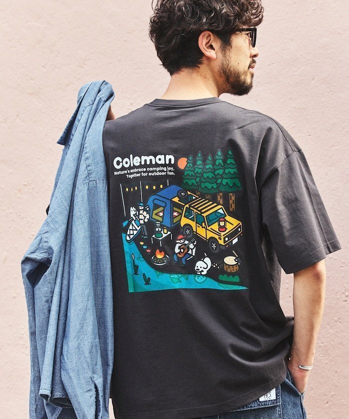【フリークスストア/FREAK'S STORE】のColeman×matsui×FREAK S STORE 別注 バックプリント クルーネックTシャツ/Lake Side インテリア・キッズ・メンズ・レディースファッション・服の通販 founy(ファウニー) 　ファッション　Fashion　レディースファッション　Fashion for Women　トップス・カットソー　Cut & Sew Tops　シャツ・ブラウス・オフィスカジュアル　Elegant Blouses & Button-Ups　ロングTシャツ・Tシャツ　Longline T-Shirts & Tees　バッグ　Bags　アウトドア　Outdoor Clothing　カーゴパンツ　Cargo Pants, Utility Pants　グラフィック　Graphic, Graphic Design　ショーツ　Shorts, Short Pants　シンプル　Simple, Minimal　スラックス　Slacks, Dress Pants　デニム　Denim, Jeans Material　定番　Standard, Basic Item　人気　Popular, Best Seller　バランス　Balance, Style Balance　フィット　Fit, Slim Fit　フロント　Front, Front Design　プリント　Print, Printed Pattern　ボトム　Bottoms, Lower Wear　別注　Limited Edition, Custom Order　レギュラー　Regular, Standard Fit　ワンポイント　One Point, Statement Accent　S/S・春夏　SS, Spring/Summer, Warm Season　おすすめ　Recommended / Our Picks　夏　Summer　2026年　2026　2026春夏・S/S　Spring/Summer 2026 SS26　チャコール|ID: prp329100004979694 ipo3291000000037314490