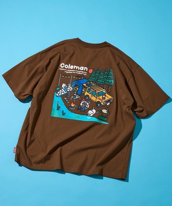 【フリークスストア/FREAK'S STORE】のColeman×matsui×FREAK S STORE 別注 バックプリント クルーネックTシャツ/Lake Side インテリア・キッズ・メンズ・レディースファッション・服の通販 founy(ファウニー) 　ファッション　Fashion　レディースファッション　Fashion for Women　トップス・カットソー　Cut & Sew Tops　シャツ・ブラウス・オフィスカジュアル　Elegant Blouses & Button-Ups　ロングTシャツ・Tシャツ　Longline T-Shirts & Tees　バッグ　Bags　アウトドア　Outdoor Clothing　カーゴパンツ　Cargo Pants, Utility Pants　グラフィック　Graphic, Graphic Design　ショーツ　Shorts, Short Pants　シンプル　Simple, Minimal　スラックス　Slacks, Dress Pants　デニム　Denim, Jeans Material　定番　Standard, Basic Item　人気　Popular, Best Seller　バランス　Balance, Style Balance　フィット　Fit, Slim Fit　フロント　Front, Front Design　プリント　Print, Printed Pattern　ボトム　Bottoms, Lower Wear　別注　Limited Edition, Custom Order　レギュラー　Regular, Standard Fit　ワンポイント　One Point, Statement Accent　S/S・春夏　SS, Spring/Summer, Warm Season　おすすめ　Recommended / Our Picks　夏　Summer　2026年　2026　2026春夏・S/S　Spring/Summer 2026 SS26　ブラウン|ID: prp329100004979694 ipo3291000000037314491