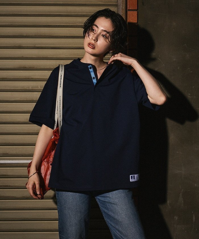 【フリークスストア/FREAK'S STORE】のRUSSEL ATHLETIC×FREAK S STORE 別注 ビッグシルエット ワンポイントロゴ 配色ヘンリーネック Tシャツ 【限定展開】 インテリア・キッズ・メンズ・レディースファッション・服の通販 founy(ファウニー) 　ファッション　Fashion　レディースファッション　Fashion for Women　トップス・カットソー　Cut & Sew Tops　シャツ・ブラウス・オフィスカジュアル　Elegant Blouses & Button-Ups　ロングTシャツ・Tシャツ　Longline T-Shirts & Tees　ヴィンテージ　Vintage Style　カーゴパンツ　Cargo Pants, Utility Pants　ショーツ　Shorts, Short Pants　シンプル　Simple, Minimal　デニム　Denim, Jeans Material　トレンド　Trend, Trending Now　人気　Popular, Best Seller　パッチ　Patch, Appliqué　ビッグ　Big, Oversized　フロント　Front, Front Design　ボトム　Bottoms, Lower Wear　別注　Limited Edition, Custom Order　リラックス　Relax, Relaxed Fit　ワイド　Wide, Wide Fit　ワンポイント　One Point, Statement Accent　S/S・春夏　SS, Spring/Summer, Warm Season　おすすめ　Recommended / Our Picks　夏　Summer　2026年　2026　2026春夏・S/S　Spring/Summer 2026 SS26　ネイビー|ID: prp329100004979695 ipo3291000000037314496