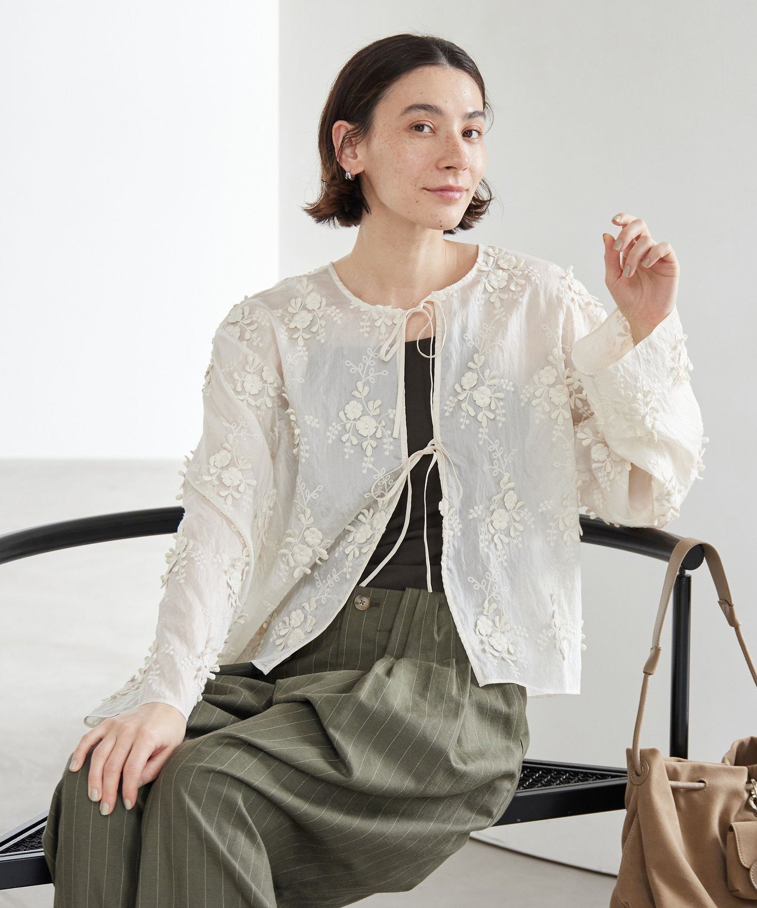 【ビューティ&ユース ユナイテッドアローズ/BEAUTY&YOUTH / UNITED ARROWS】のセルロースナイロン エンブロイダリーシャツ 2WAY インテリア・キッズ・メンズ・レディースファッション・服の通販 founy(ファウニー) 　ファッション　Fashion　レディースファッション　Fashion for Women　トップス・カットソー　Cut & Sew Tops　シャツ・ブラウス・オフィスカジュアル　Elegant Blouses & Button-Ups　インナー　Innerwear　キャミソール　Camisole, Spaghetti Strap Top　シアー　Sheer, See-Through　デニム　Denim, Jeans Material　フェミニン　Feminine, Girly　ボトム　Bottoms, Lower Wear　羽織　Haori, Light Jacket　リボン　Ribbon, Bow　ワイド　Wide, Wide Fit　おすすめ　Recommended / Our Picks　OFF WHITE|ID: prp329100004979741 ipo3291000000037314921