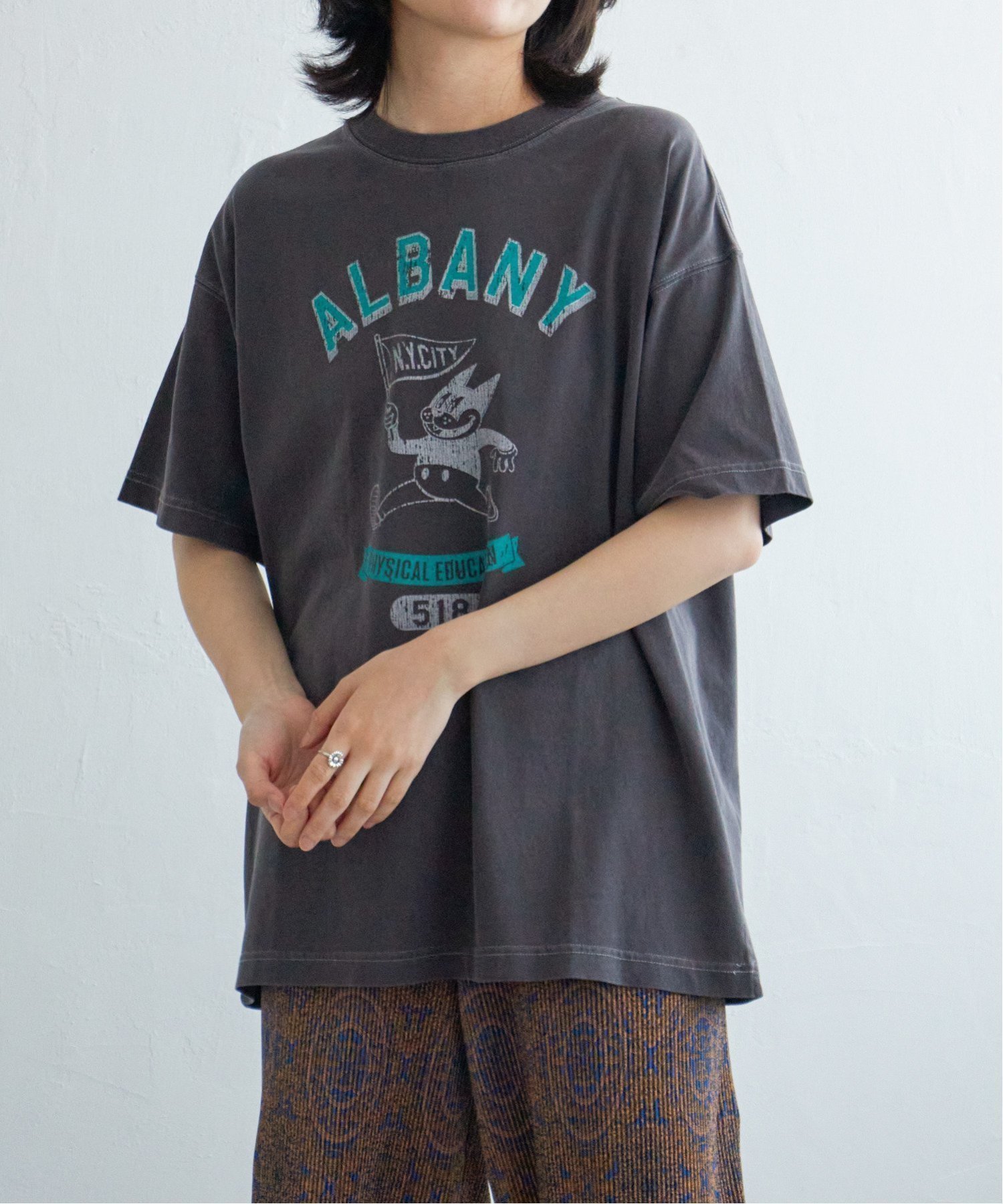 【ヴァンス エクスチェンジ/VENCE EXCHANGE】のキャラプリントTシャツ インテリア・キッズ・メンズ・レディースファッション・服の通販 founy(ファウニー) 　ファッション　Fashion　レディースファッション　Fashion for Women　トップス・カットソー　Cut & Sew Tops　シャツ・ブラウス・オフィスカジュアル　Elegant Blouses & Button-Ups　ロングTシャツ・Tシャツ　Longline T-Shirts & Tees　おすすめ　Recommended / Our Picks　トレンド　Trend, Trending Now　フレア　Flare, Flared　プリント　Print, Printed Pattern　プリーツ　Pleats, Pleated　ワイド　Wide, Wide Fit　チャコール|ID: prp329100004979918 ipo3291000000037315809