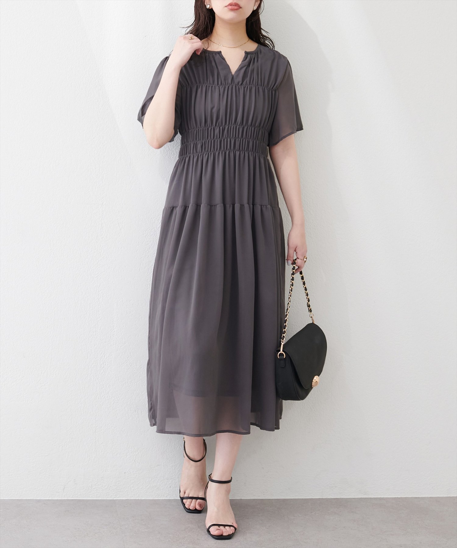 【ナチュラルクチュール/natural couture】の変形シャーリングフレンチスリーブワンピース インテリア・キッズ・メンズ・レディースファッション・服の通販 founy(ファウニー) 　ファッション　Fashion　レディースファッション　Fashion for Women　ワンピース　Dresses　カーディガン　Cardigan, Knitwear　コンパクト　Compact, Small Size　シャーリング　Shirring, Ruched　シューズ　Shoes, Footwear　ジャケット　Jacket, Outerwear　フラット　Flat, Flat Shoes　フレア　Flare, Flared　ポケット　Pocket, Pocket Detail　ロング　Long, Long-Length　再入荷　Restock / Back in Stock　エレガント 上品　Elegant　2026年　2026　2026春夏・S/S　Spring/Summer 2026 SS26　チャコールグレー|ID: prp329100004980083 ipo3291000000037316447