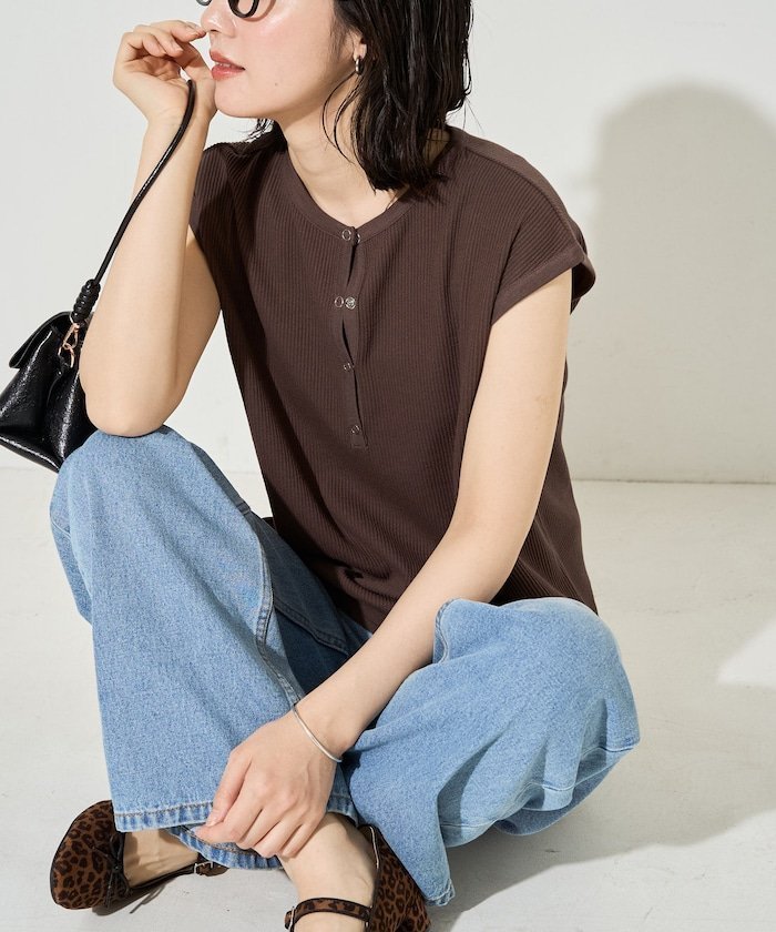 【フリークスストア/FREAK'S STORE】の限定展開 スナップボタン ヘンリー リブ フレンチ スリーブ トップス インテリア・キッズ・メンズ・レディースファッション・服の通販 founy(ファウニー) 　ファッション　Fashion　レディースファッション　Fashion for Women　トップス・カットソー　Cut & Sew Tops　2026年　2026　2026春夏・S/S　Spring/Summer 2026 SS26　ストレッチ　Stretch, Stretchy Fabric　スリーブ　Sleeve, Long Sleeve / Short Sleeve　トレンド　Trend, Trending Now　バランス　Balance, Style Balance　フィット　Fit, Slim Fit　フレンチ　French, French Style　夏　Summer　S/S・春夏　SS, Spring/Summer, Warm Season　ブラウン|ID: prp329100004980097 ipo3291000000037316537