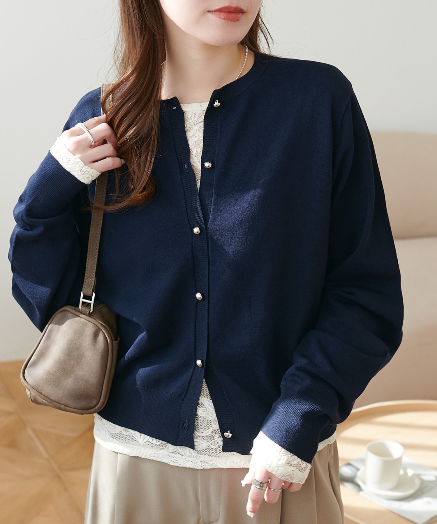 【ディスコート/Discoat】のUVサラモチメタル釦クルーカーディガン インテリア・キッズ・メンズ・レディースファッション・服の通販 founy(ファウニー) 　ファッション　Fashion　レディースファッション　Fashion for Women　トップス・カットソー　Cut & Sew Tops　カーディガン・羽織り　Layered Style Cardigans　アクセサリー　Fashion Accessories　カーディガン　Cardigan, Knitwear　キャミ　Camisole, Cami Top　コンパクト　Compact, Small Size　切替　Switching, Contrast Panel　とろみ　Fluid, Flowy Fabric　トレンド　Trend, Trending Now　ノースリーブ　Sleeveless, No-Sleeve　バランス　Balance, Style Balance　パール　Pearl, Pearl Accent　ベーシック　Basic, Essential　半袖　Short Sleeve, Half Sleeve　メタル　Metal, Metal Parts　レース　Lace, Lace Fabric　ワイド　Wide, Wide Fit　おすすめ　Recommended / Our Picks　エレガント 上品　Elegant　ビジネス 仕事 通勤　Business / Work / Commuting　ネイビー|ID: prp329100004980146 ipo3291000000037317049