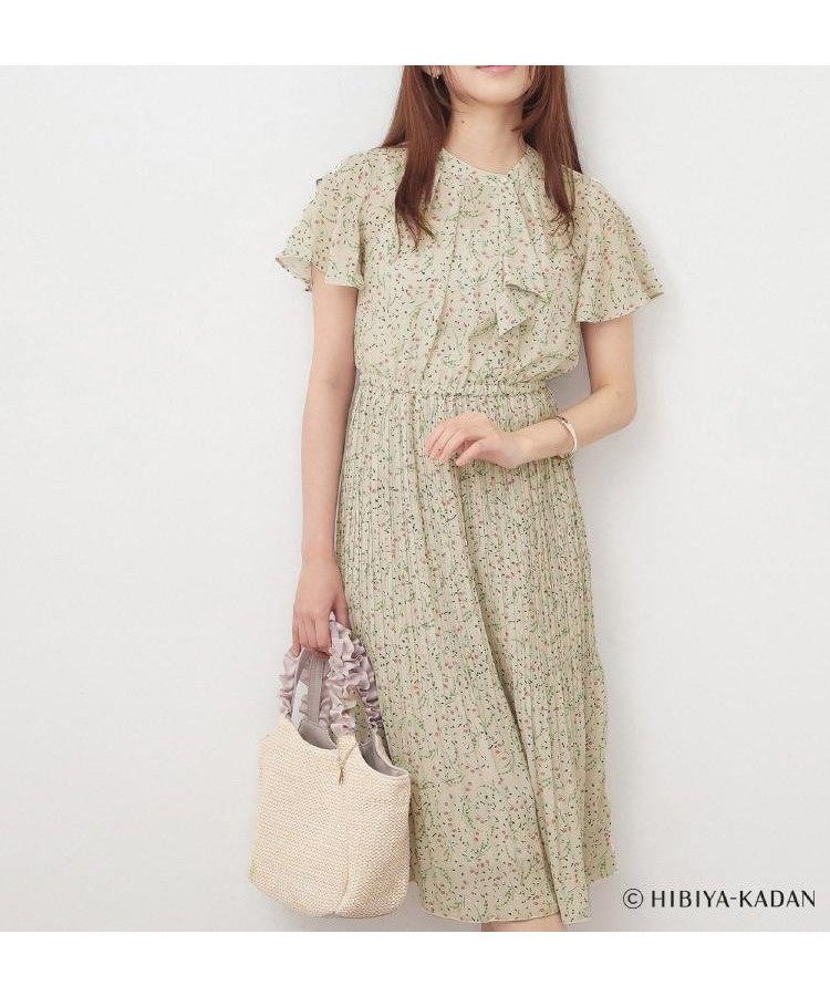 【インデックス/INDEX】の【日比谷花壇コラボ】ラッフルタイプリーツワンピース【防シワ/洗濯機OK】 インテリア・キッズ・メンズ・レディースファッション・服の通販 founy(ファウニー) 　ファッション　Fashion　レディースファッション　Fashion for Women　ワンピース　Dresses　春　Spring　コラボ　Collaboration, Collab　コレクション　Collection, Seasonal Line　スカーフ　Scarf, Neckwear　スペシャル　Special, Limited Edition　スマート　Smart, Elegant　スリーブ　Sleeve, Long Sleeve / Short Sleeve　バランス　Balance, Style Balance　フィット　Fit, Slim Fit　フェミニン　Feminine, Girly　フレア　Flare, Flared　プリント　Print, Printed Pattern　プリーツ　Pleats, Pleated　ポケット　Pocket, Pocket Detail　モチーフ　Motif, Design Theme　S/S・春夏　SS, Spring/Summer, Warm Season　夏　Summer　旅行　Travel　エレガント 上品　Elegant　ギフト プレゼント　Gift / Present　グレージュ|ID: prp329100004980200 ipo3291000000037317251