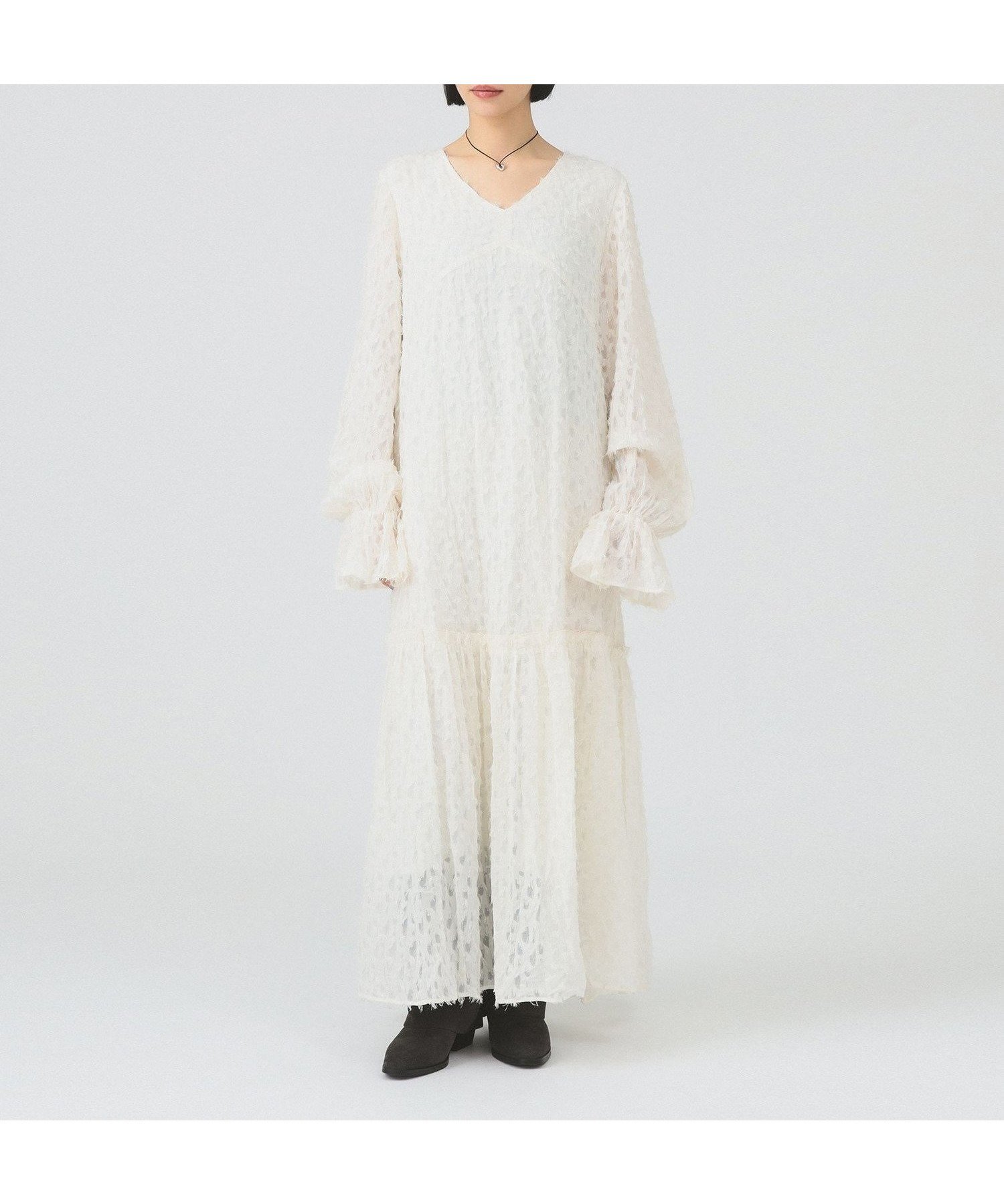 【ビームス ウイメン/BEAMS】のフリンジ ジャカード クリンクル ワンピース セレモニー インテリア・キッズ・メンズ・レディースファッション・服の通販 founy(ファウニー) 　ファッション　Fashion　レディースファッション　Fashion for Women　ワンピース　Dresses　インナー　Innerwear　ギャザー　Gathered, Ruffled　ジャカード／ジャガード　Jacquard, Woven Pattern　スニーカー　Sneakers, Trainers　スリーブ　Sleeve, Long Sleeve / Short Sleeve　ダウン　Down, Puffer　デコルテ　Décolleté, Neckline　パーティ　Party, Party Style　フリンジ　Fringe, Tassel　フレア　Flare, Flared　ペチコート　Petticoat, Underskirt　おすすめ　Recommended / Our Picks　セレモニー　Ceremony　OFF_WHITE|ID: prp329100004980201 ipo3291000000037317255