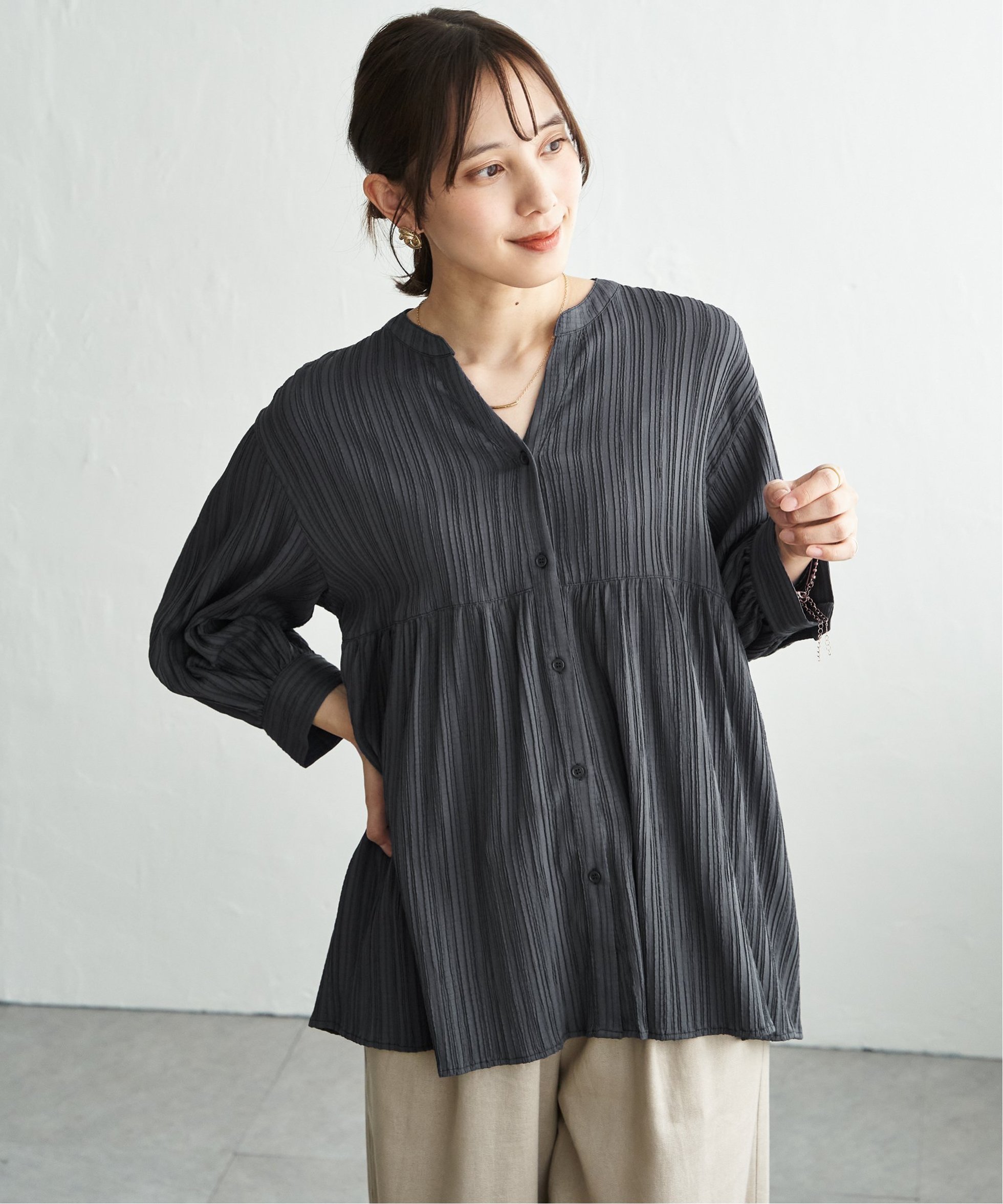 【イッカ/ikka】の冷感楊柳バンドカラーシャツ インテリア・キッズ・メンズ・レディースファッション・服の通販 founy(ファウニー) 　ファッション　Fashion　レディースファッション　Fashion for Women　トップス・カットソー　Cut & Sew Tops　シャツ・ブラウス・オフィスカジュアル　Elegant Blouses & Button-Ups　サッカー　Seersucker, Summer Fabric　フェミニン　Feminine, Girly　ペプラム　Peplum, Flared Hem　チャコール|ID: prp329100004980477 ipo3291000000037318174