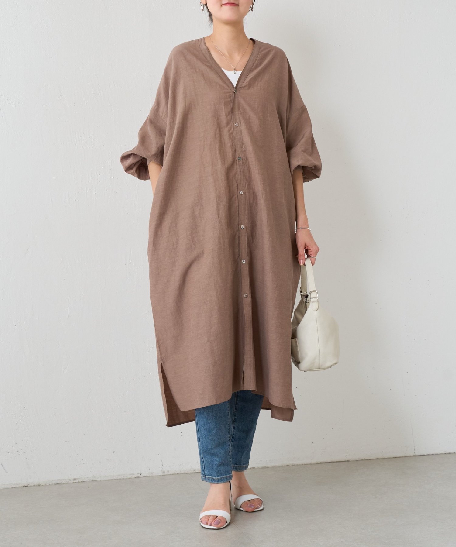 【ビアズリー/BEARDSLEY】のガウンワンピース インテリア・キッズ・メンズ・レディースファッション・服の通販 founy(ファウニー) 　ファッション　Fashion　レディースファッション　Fashion for Women　ワンピース　Dresses　ガウン　Gown, Robe　キュプラ　Cupro, Eco Fabric　バルーン　Balloon, Balloon Silhouette　ポケット　Pocket, Pocket Detail　リネン　Linen, Linen Fabric　リラックス　Relax, Relaxed Fit　再入荷　Restock / Back in Stock　夏　Summer　エレガント 上品　Elegant　サンドベージュ|ID: prp329100004980628 ipo3291000000037318708