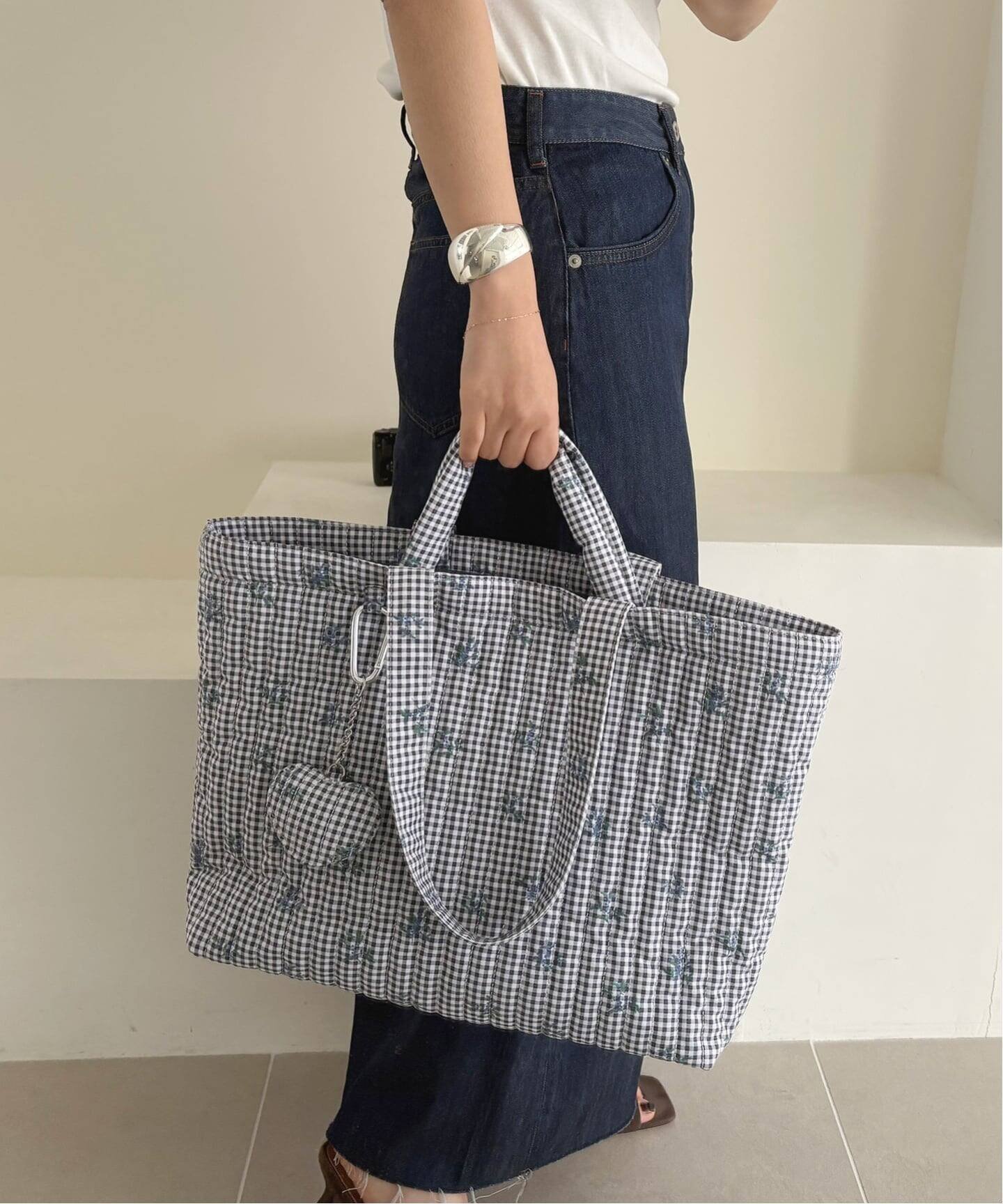 【スローブ イエナ/SLOBE IENA】の《WEB限定/追加2 》Margaux Dereume * SLOBE キルティングトートバッグ インテリア・キッズ・メンズ・レディースファッション・服の通販 founy(ファウニー) 　ファッション　Fashion　レディースファッション　Fashion for Women　バッグ　Bags　ヴィンテージ　Vintage Style　ギンガム　Gingham, Gingham Fabric　スマート　Smart, Elegant　チェック　Check, Plaid, Tartan　チャーム　Charm, Pendant　ハンド　Hand, Handmade　フランス　France, French　プリント　Print, Printed Pattern　ポケット　Pocket, Pocket Detail　ポーチ　Pouch, Small Case　モダン　Modern, Contemporary　おすすめ　Recommended / Our Picks　卒業式　Graduation Ceremony　ビジネス 仕事 通勤　Business / Work / Commuting　ブラック|ID: prp329100004980737 ipo3291000000037319155