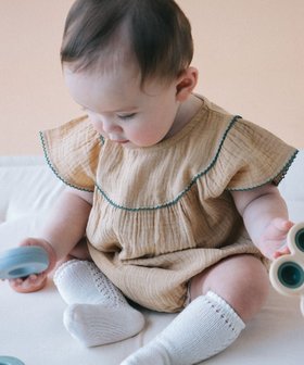 【こども ビームス/コドモ ビームス / KIDS】の【洗濯可】ベビー モスリン フリル ロンパース 2026SS (70~80cm) ベビー服 出産祝い 新生児 0才 赤ちゃん おでかけ 旅行 ギフト プレゼント 大人の最旬トレンドファッション＆コーディネート founy(ファウニー) ファッション Fashion キッズファッション Fashion for Kids フリル Frill, Ruffle ベビー Baby, Babywear ヨーク Yoke, Yoke Design ロンパース Romper, Jumpsuit 旅行 Travel エレガント 上品 Elegant ギフト プレゼント Gift / Present 2026年 2026 2026春夏・S/S Spring/Summer 2026 SS26 |ID:prp329100004981096