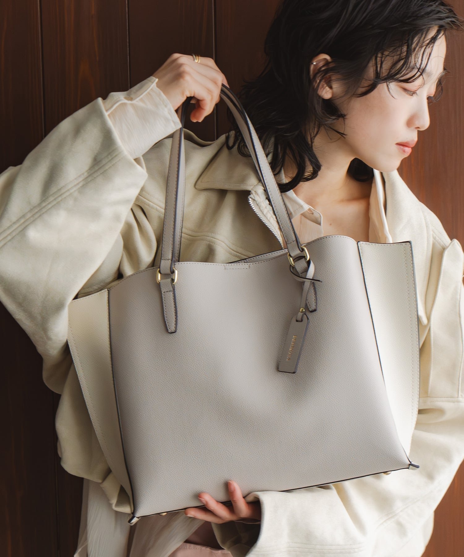 【ユナイテッド ベース/UNITED BASE】の【A4対応】3層タイプ トートバッグ / レディース バッグ a4 通勤 自立 インテリア・キッズ・メンズ・レディースファッション・服の通販 founy(ファウニー) 　ファッション　Fashion　レディースファッション　Fashion for Women　バッグ　Bags　シンプル　Simple, Minimal　財布　Wallet, Purse　ポケット　Pocket, Pocket Detail　マグネット　Magnet, Magnetic Closure　おすすめ　Recommended / Our Picks　ビジネス 仕事 通勤　Business / Work / Commuting　グレー×ホワイト|ID: prp329100004981147 ipo3291000000037320827