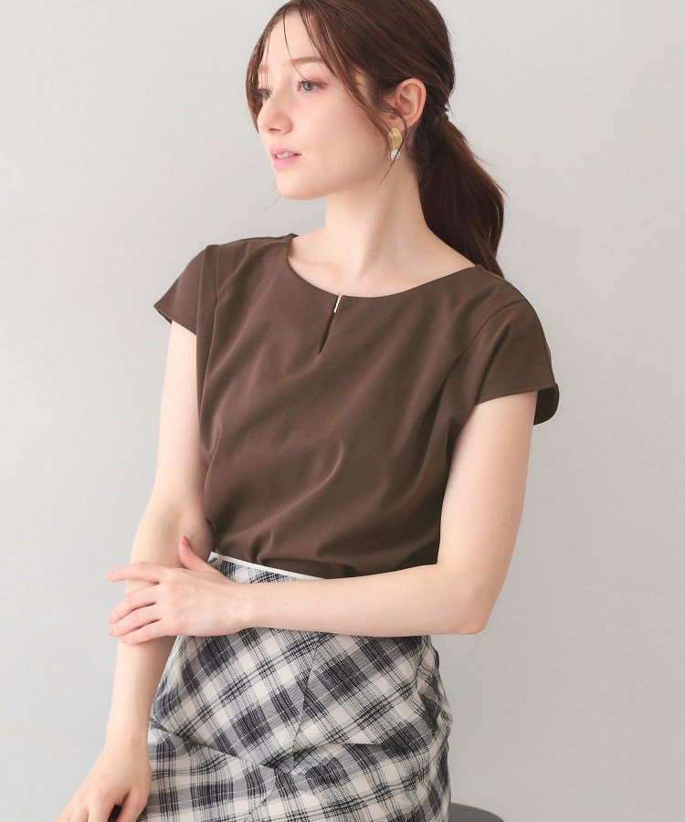 【インデックス/INDEX】の【接触冷感/UVケア】ビジューキーネックフレンチトップス《洗濯機OK/XS~3L/8col》 インテリア・キッズ・メンズ・レディースファッション・服の通販 founy(ファウニー) 　ファッション　Fashion　レディースファッション　Fashion for Women　トップス・カットソー　Cut & Sew Tops　エレガント 上品　Elegant　コンパクト　Compact, Small Size　シンプル　Simple, Minimal　スマート　Smart, Elegant　スリーブ　Sleeve, Long Sleeve / Short Sleeve　ビジュー　Bijou, Jewel-like Accent　フレンチ　French, French Style　フロント　Front, Front Design　ブラウン|ID: prp329100004981378 ipo3291000000037321987